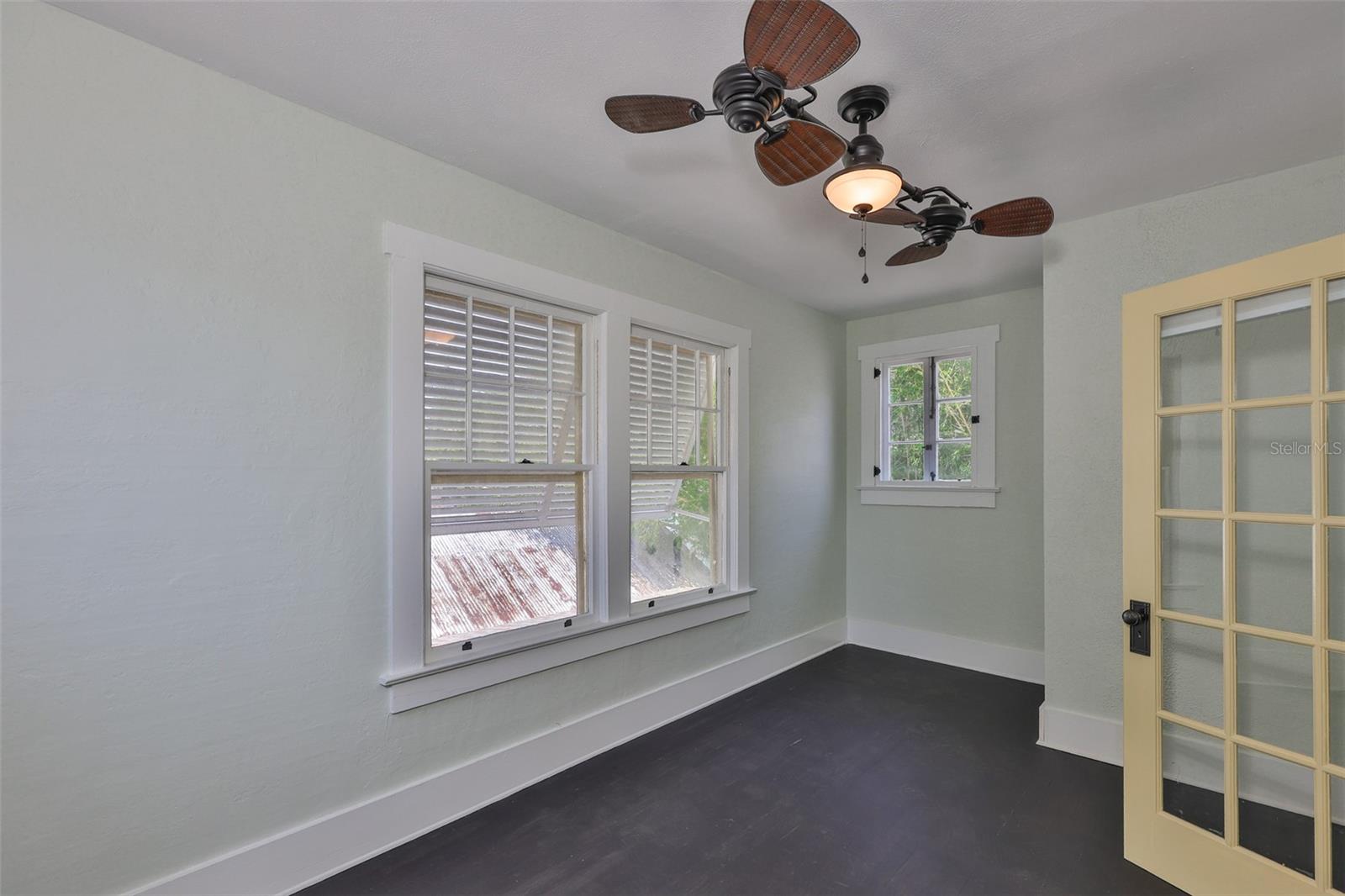 Listing photo id 49 for 1825 2nd Street S