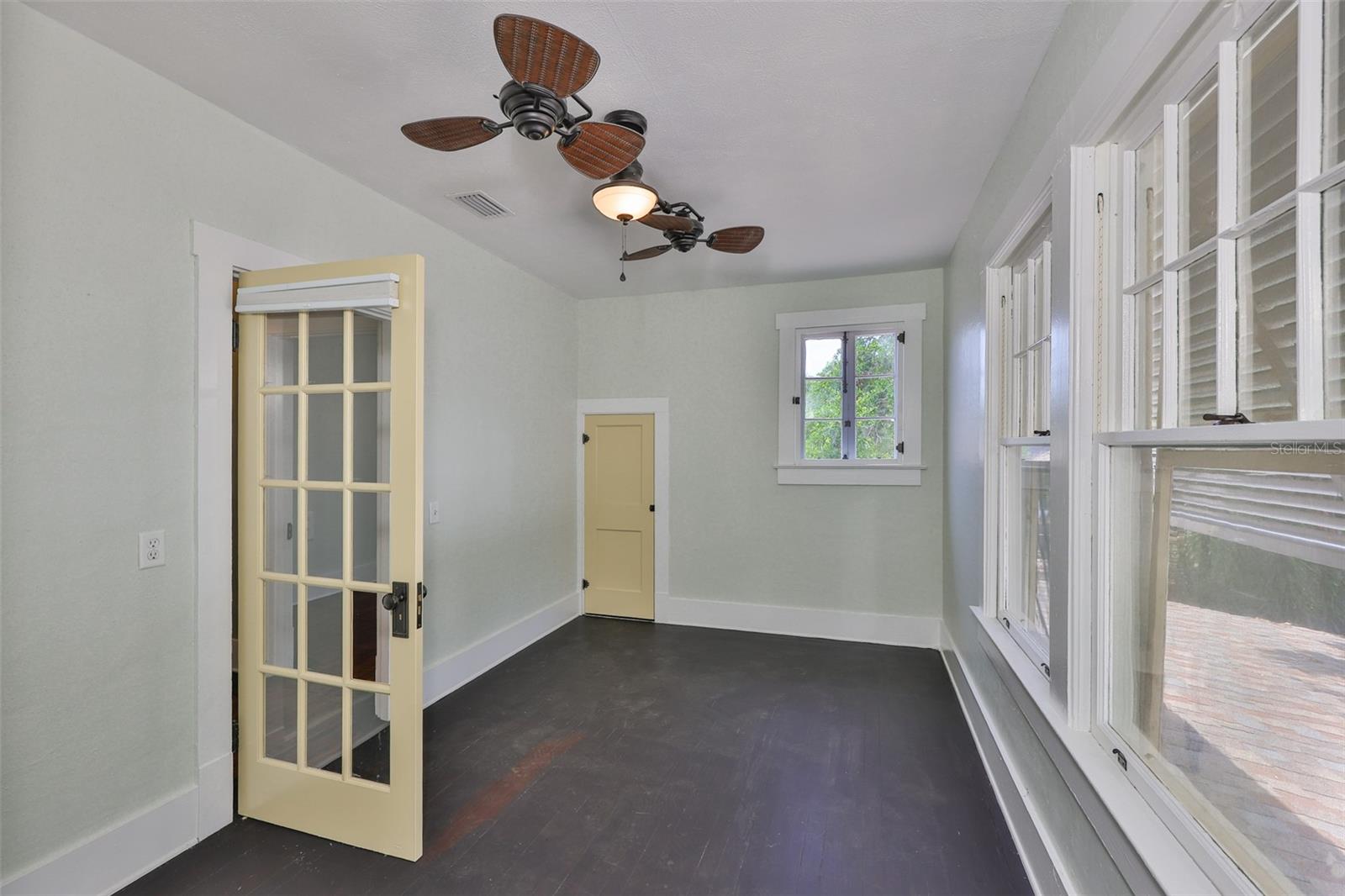 Listing photo id 50 for 1825 2nd Street S