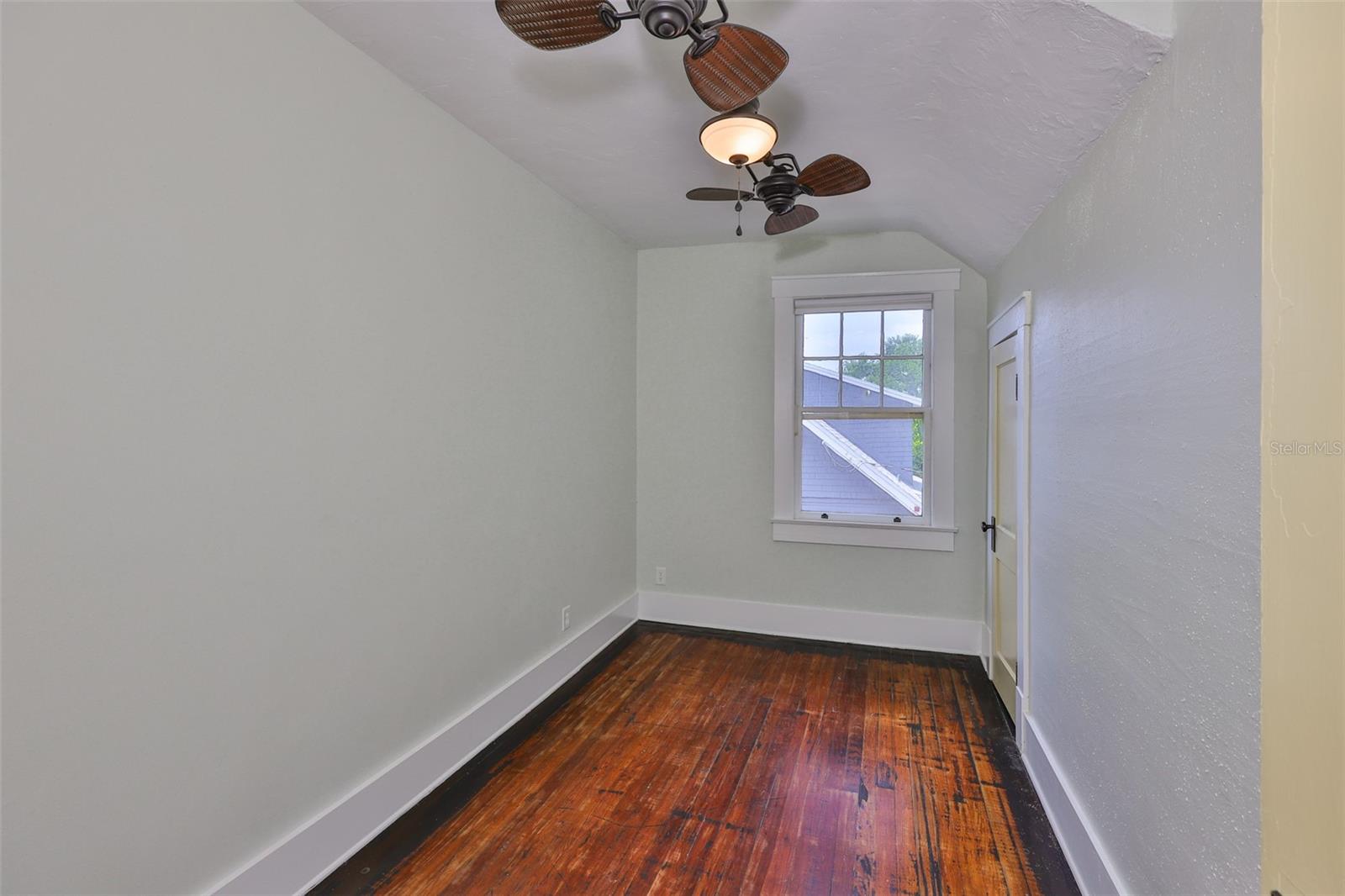 Listing photo id 51 for 1825 2nd Street S