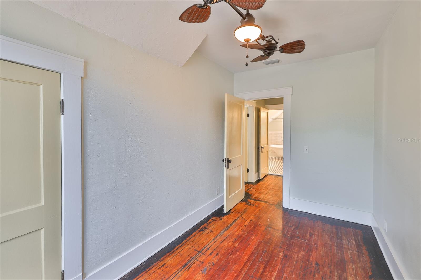 Listing photo id 52 for 1825 2nd Street S