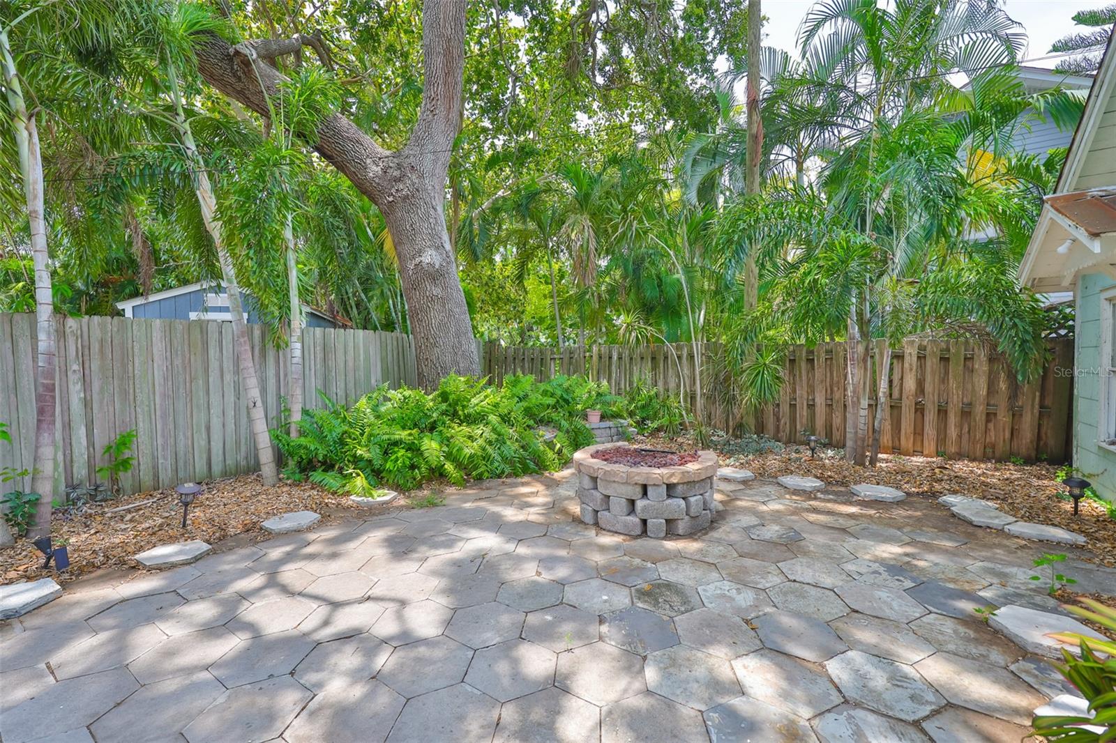 Listing photo id 54 for 1825 2nd Street S