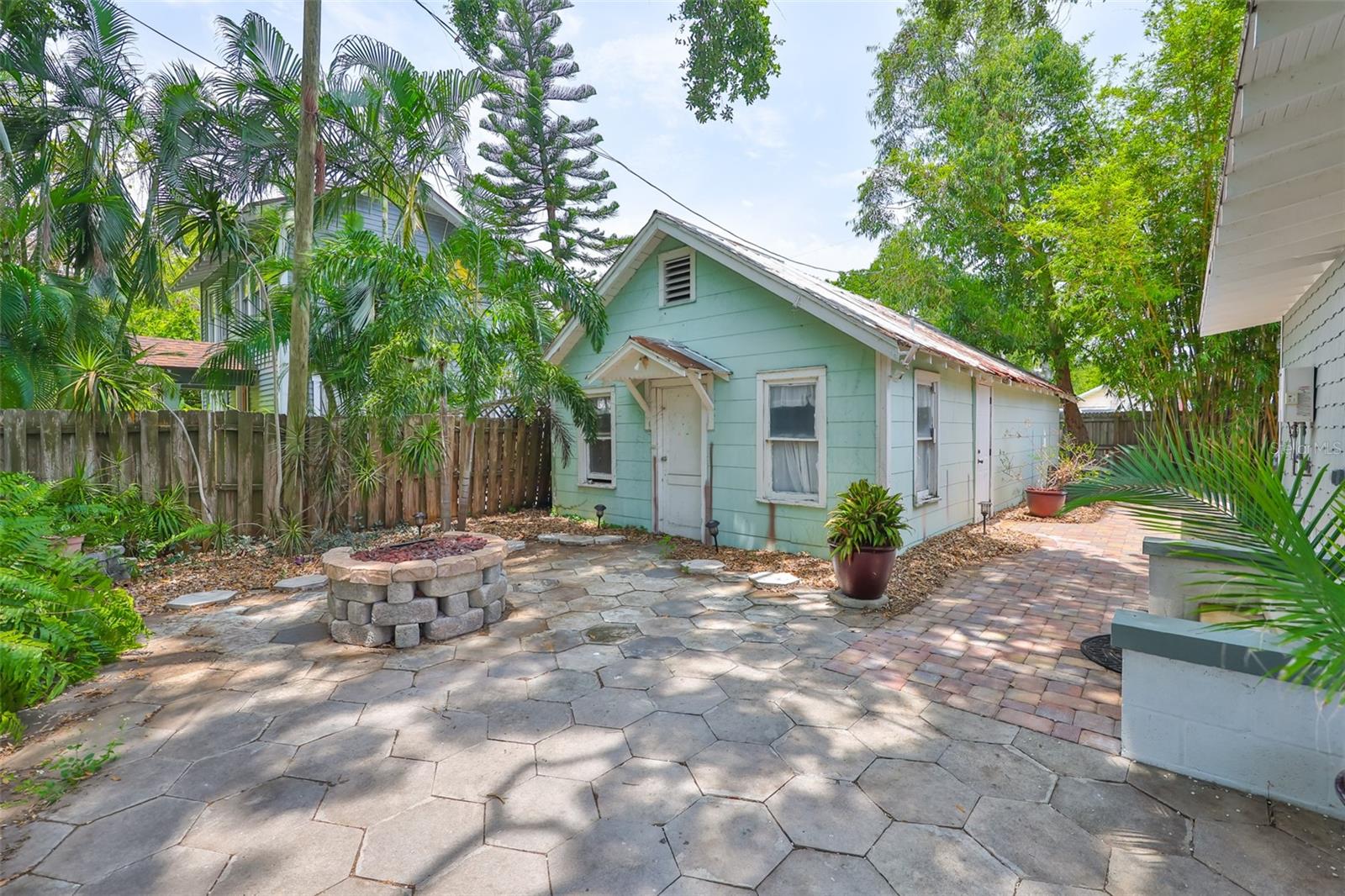Listing photo id 58 for 1825 2nd Street S