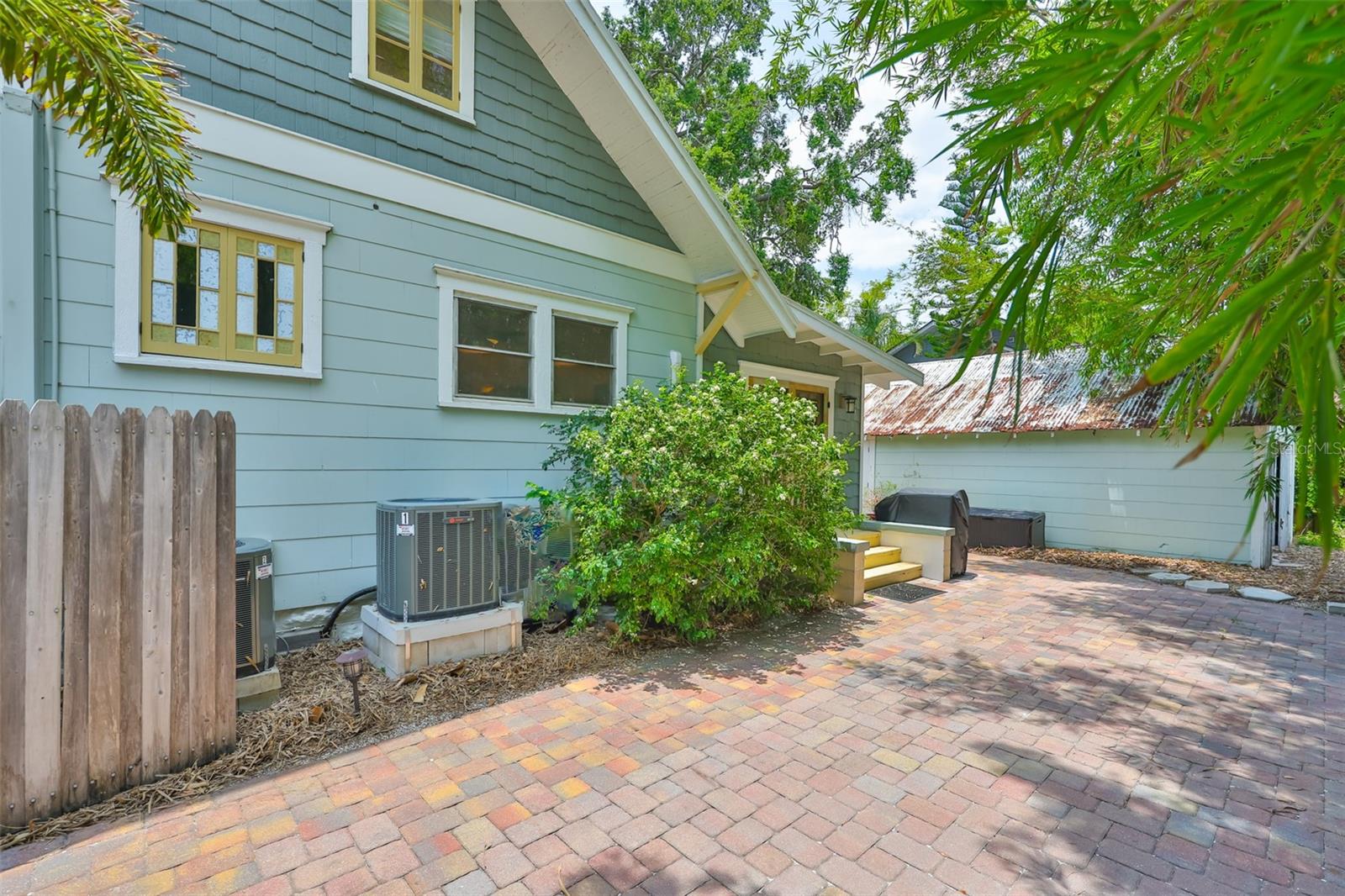 Listing photo id 61 for 1825 2nd Street S