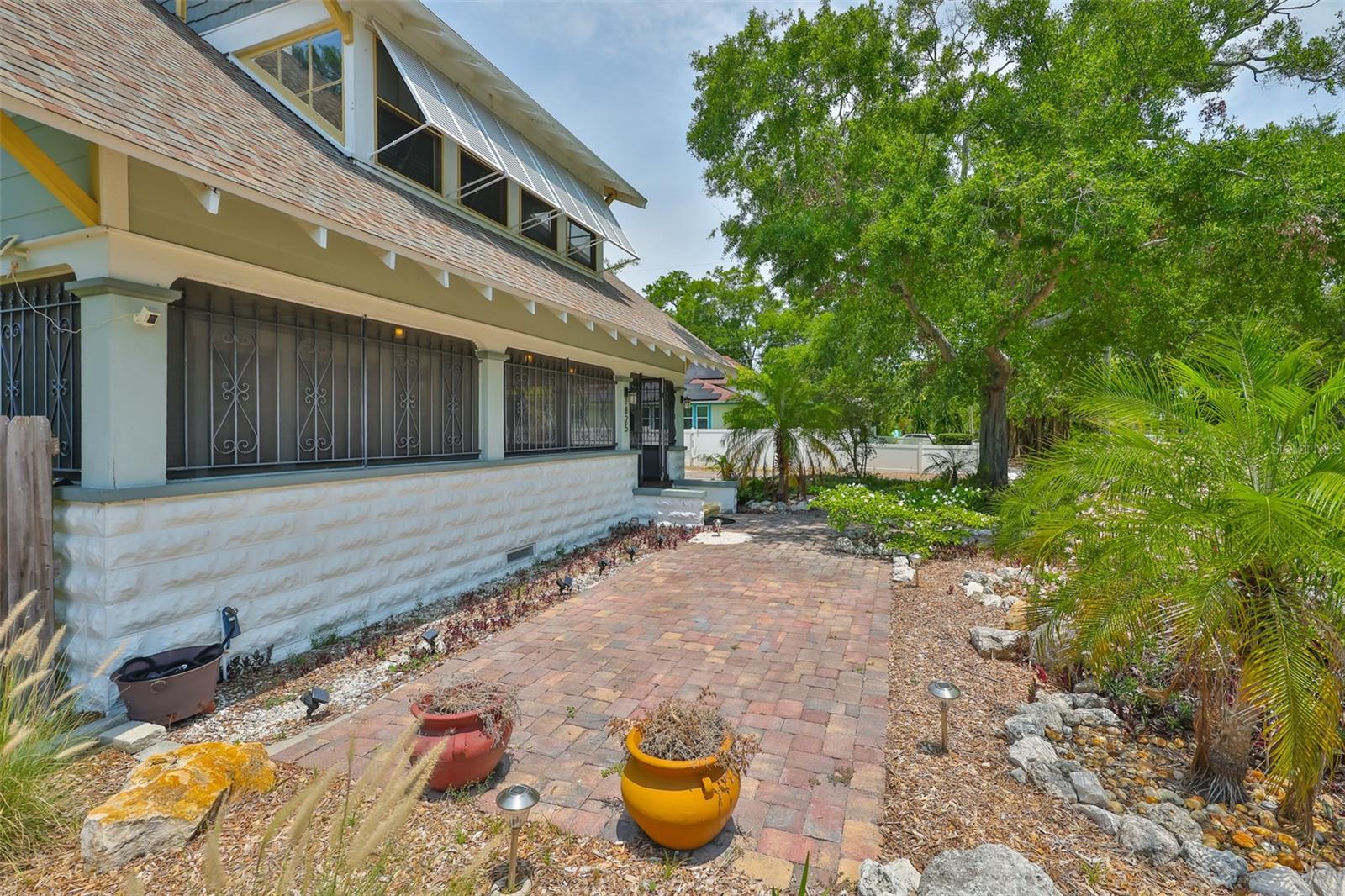 Listing photo id 67 for 1825 2nd Street S