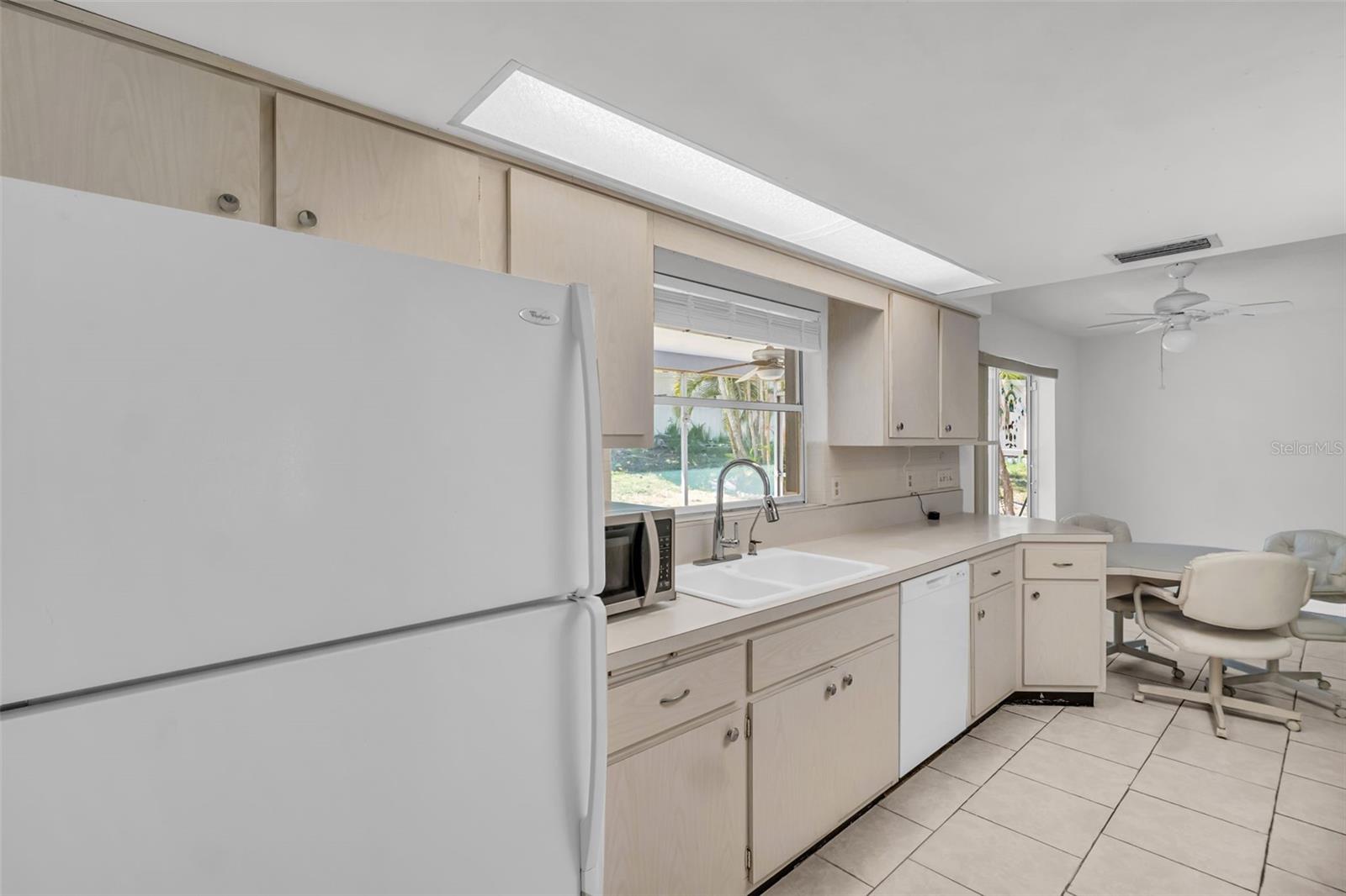 Image 21 of 49 For 1598 Brookside Boulevard