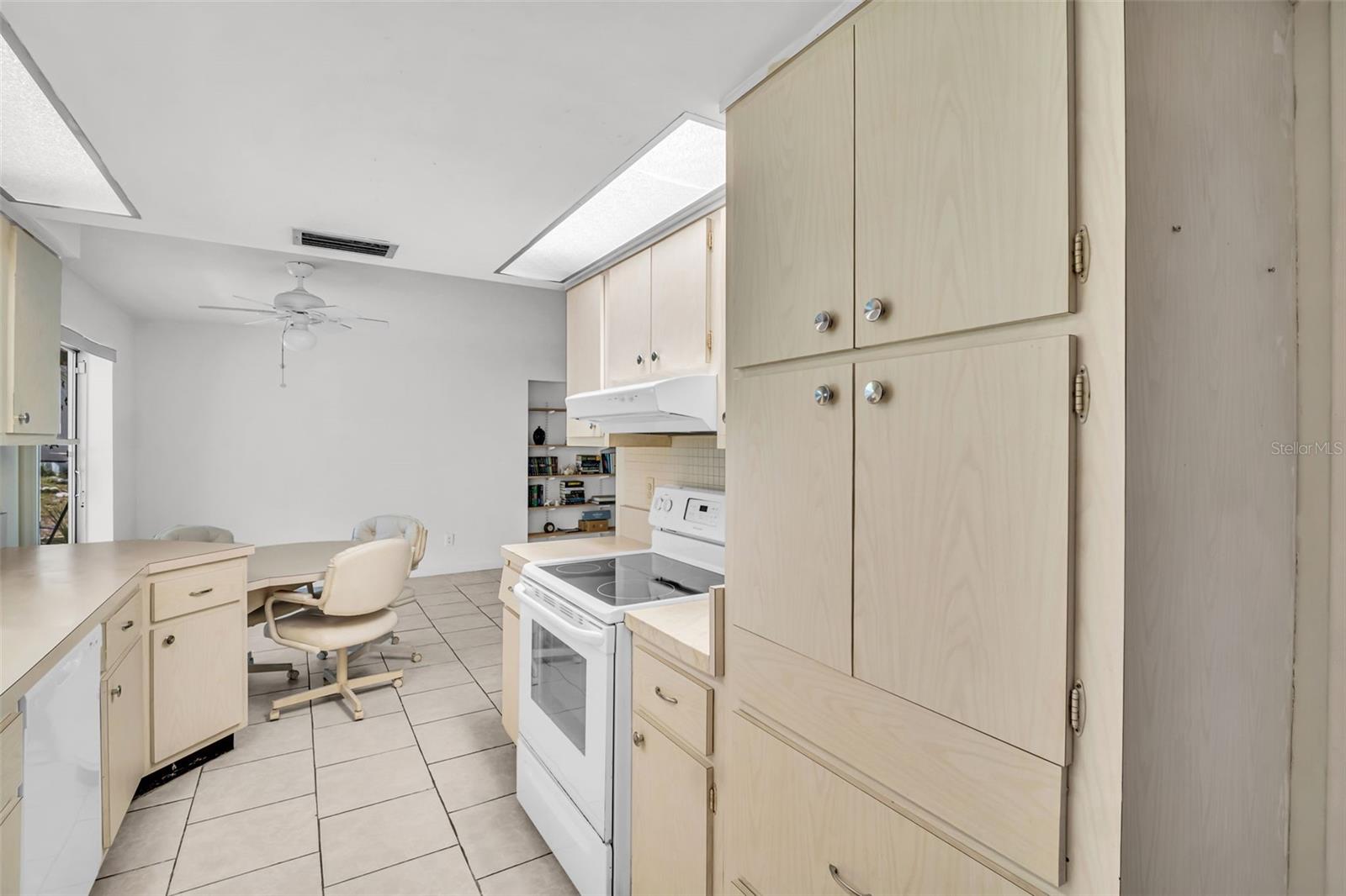 Image 22 of 49 For 1598 Brookside Boulevard