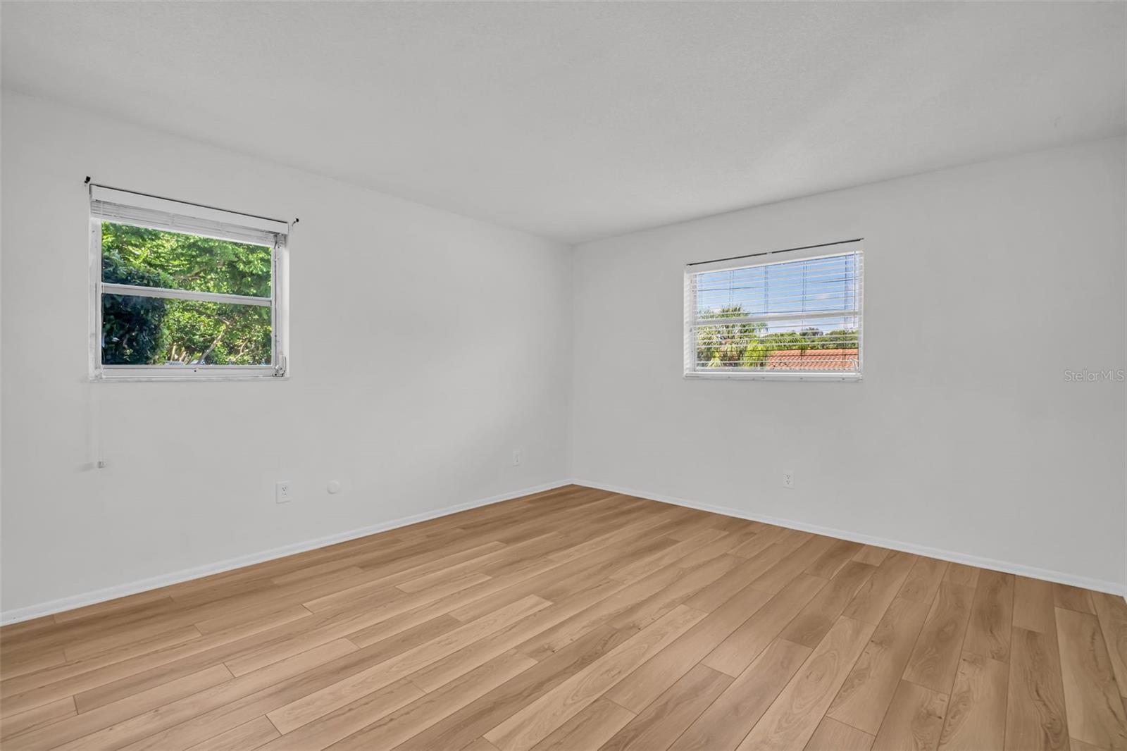 Image 9 of 49 For 1598 Brookside Boulevard