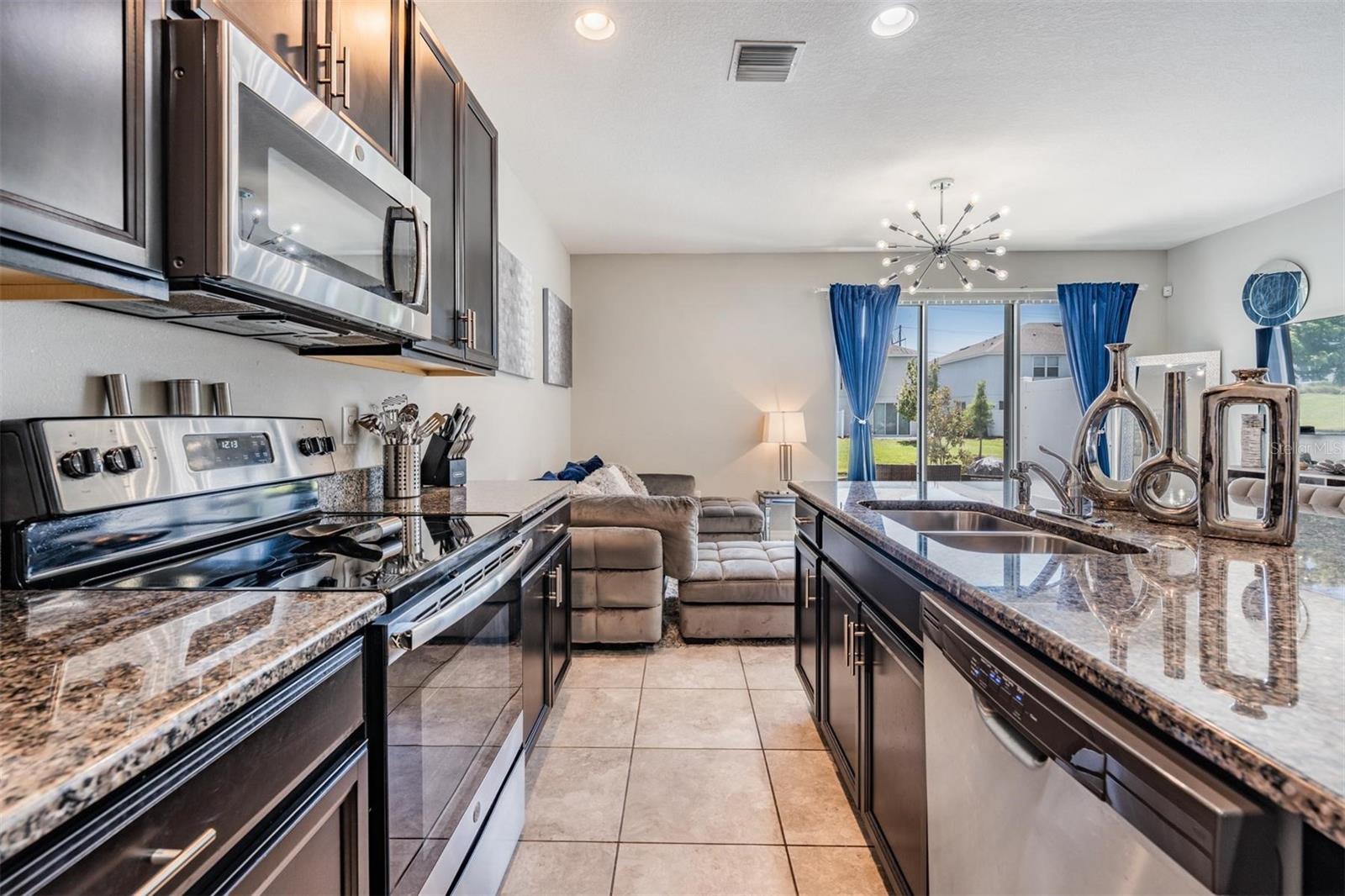 Listing photo id 2 for 7030 Summer Holly Place