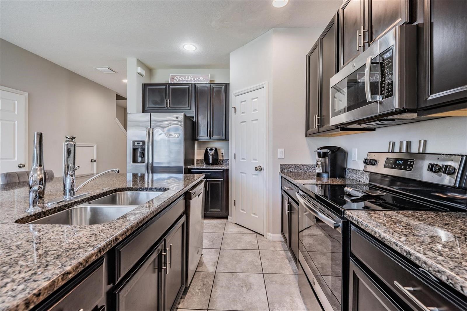 Listing photo id 3 for 7030 Summer Holly Place