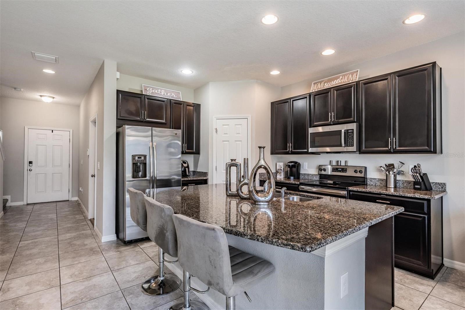Listing photo id 4 for 7030 Summer Holly Place
