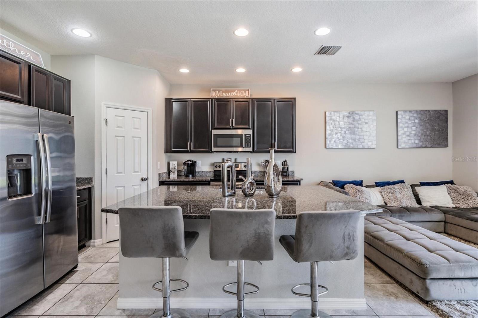 Listing photo id 5 for 7030 Summer Holly Place