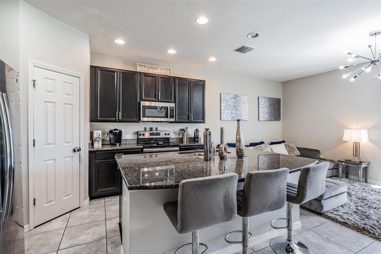 Listing photo id 6 for 7030 Summer Holly Place