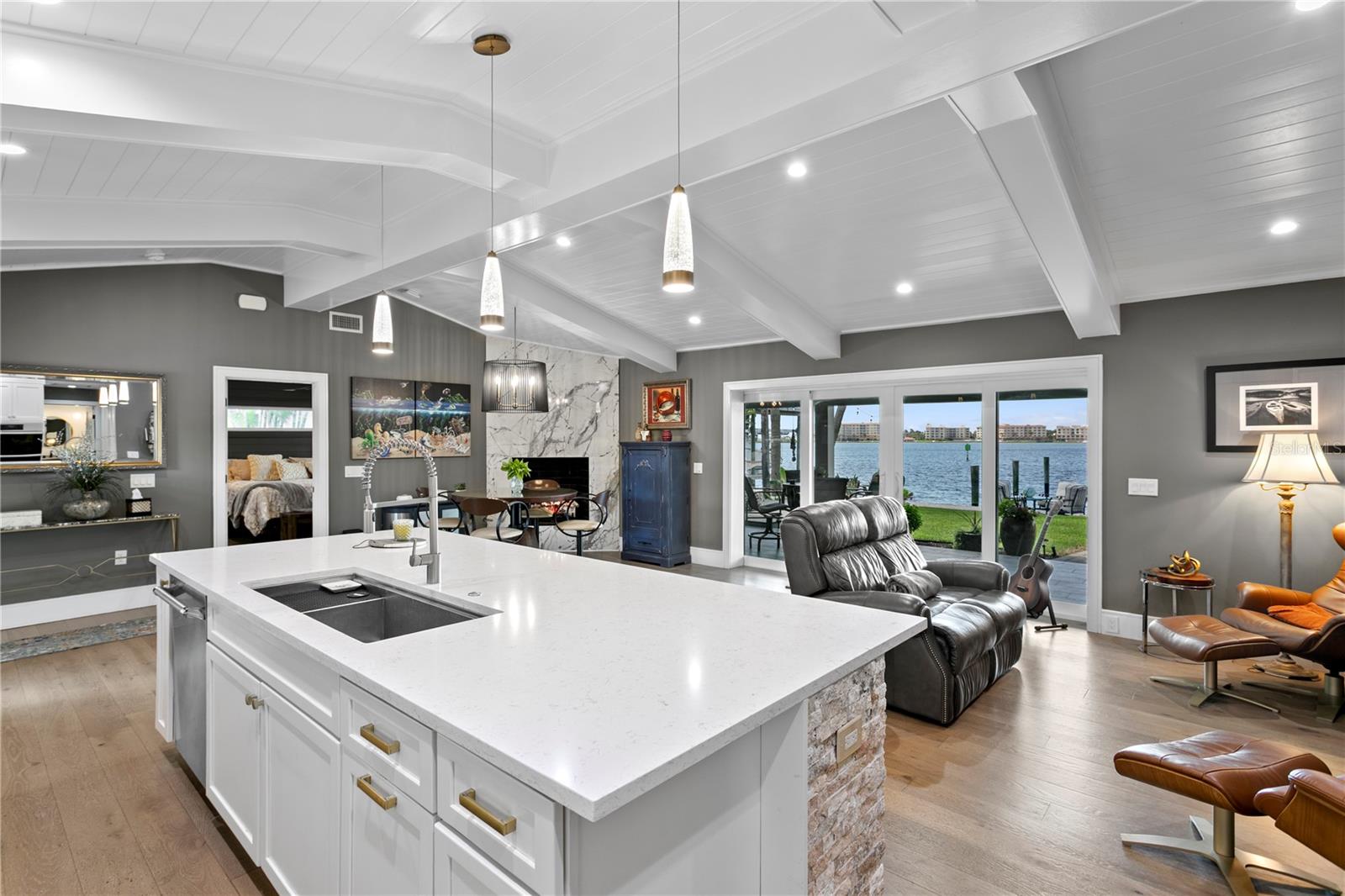 Listing photo id 9 for 4649 Neptune Drive Se