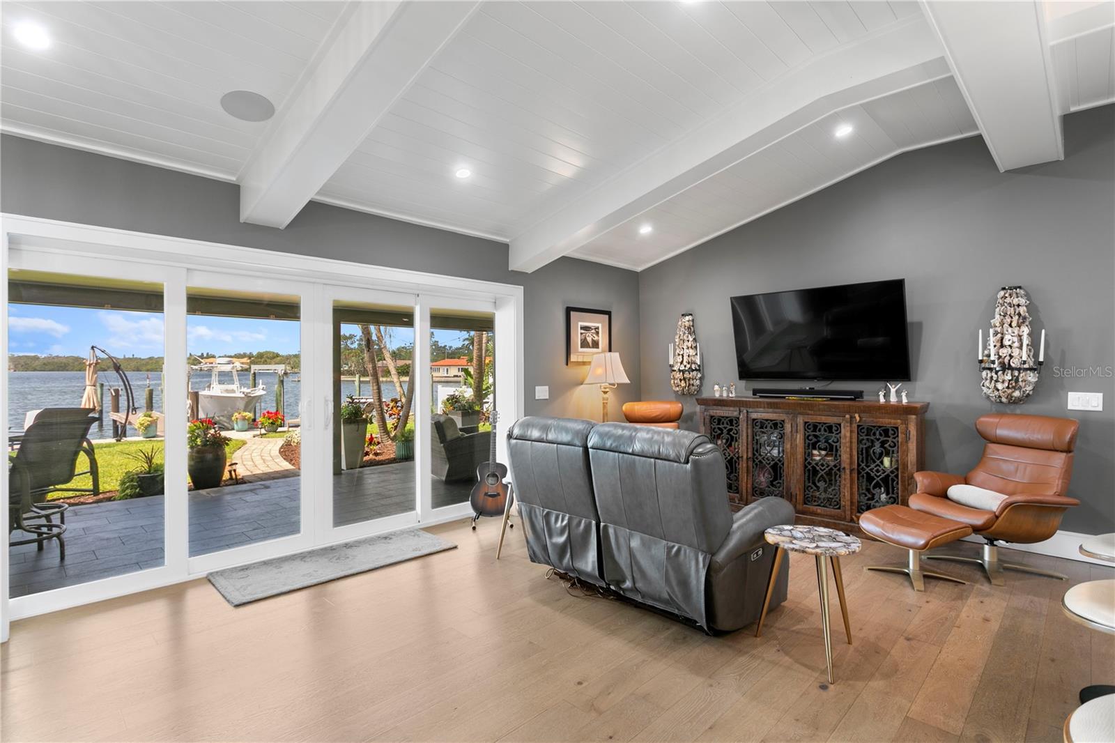 Listing photo id 10 for 4649 Neptune Drive Se