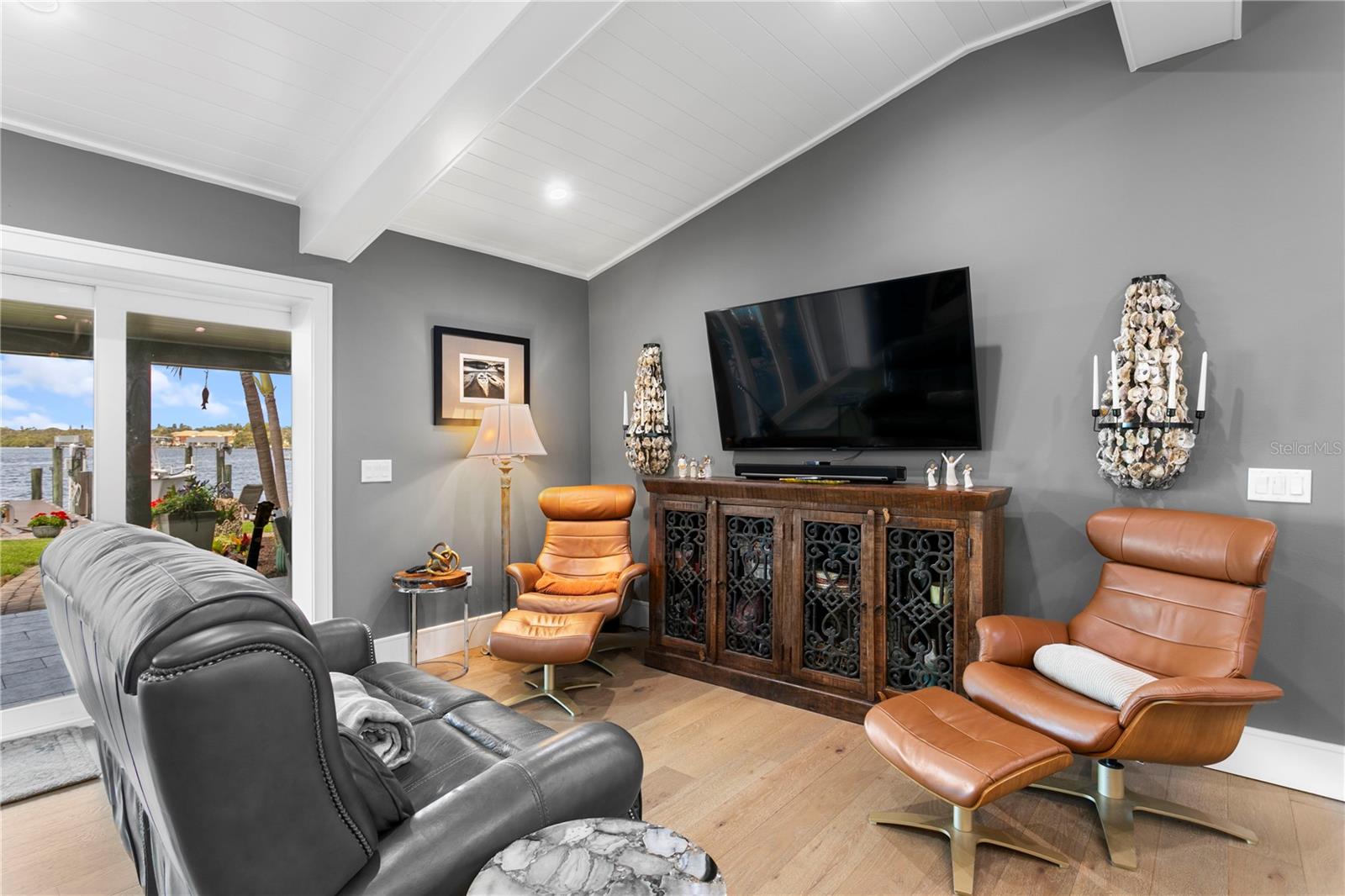 Listing photo id 11 for 4649 Neptune Drive Se