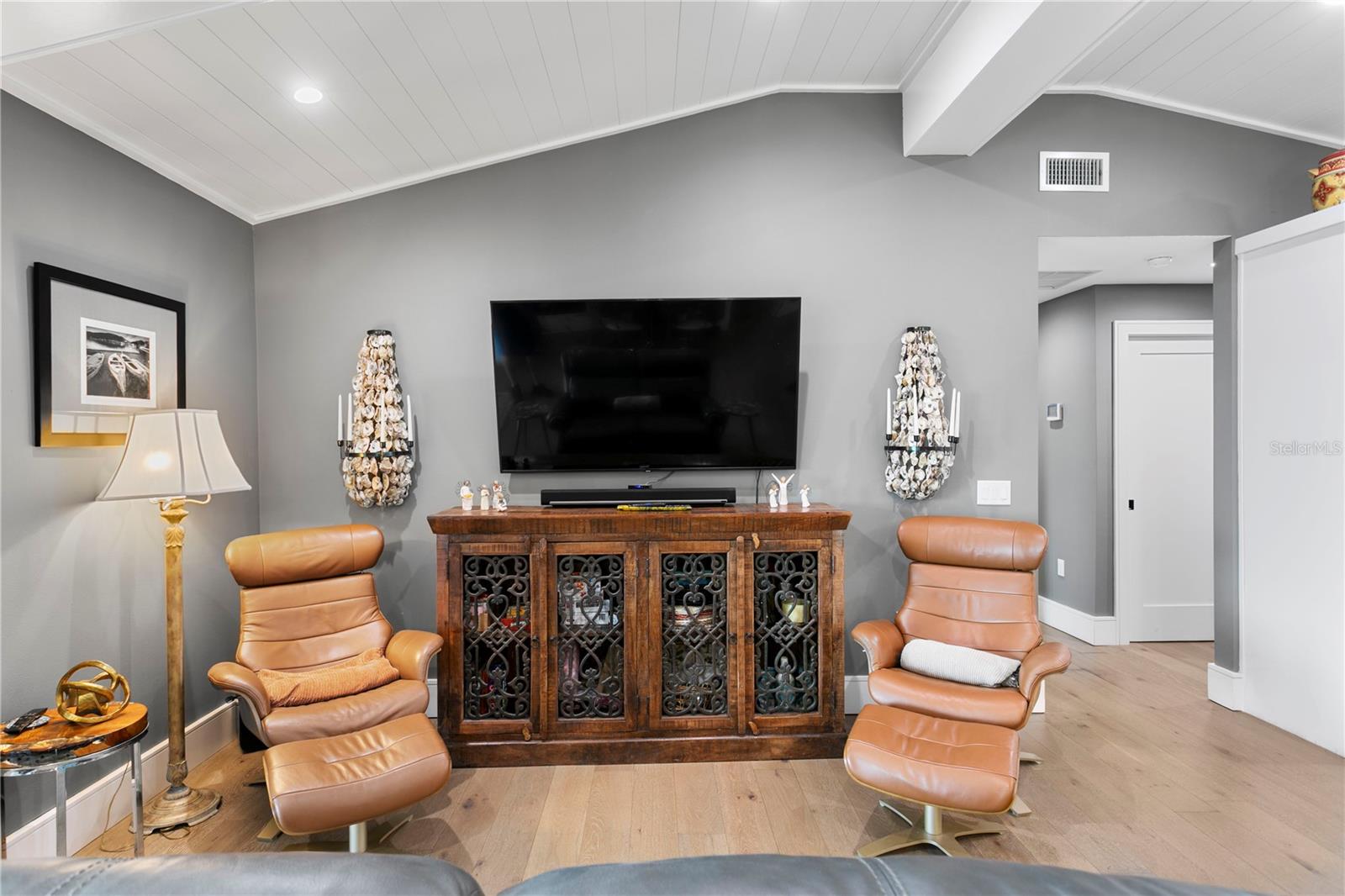 Listing photo id 12 for 4649 Neptune Drive Se