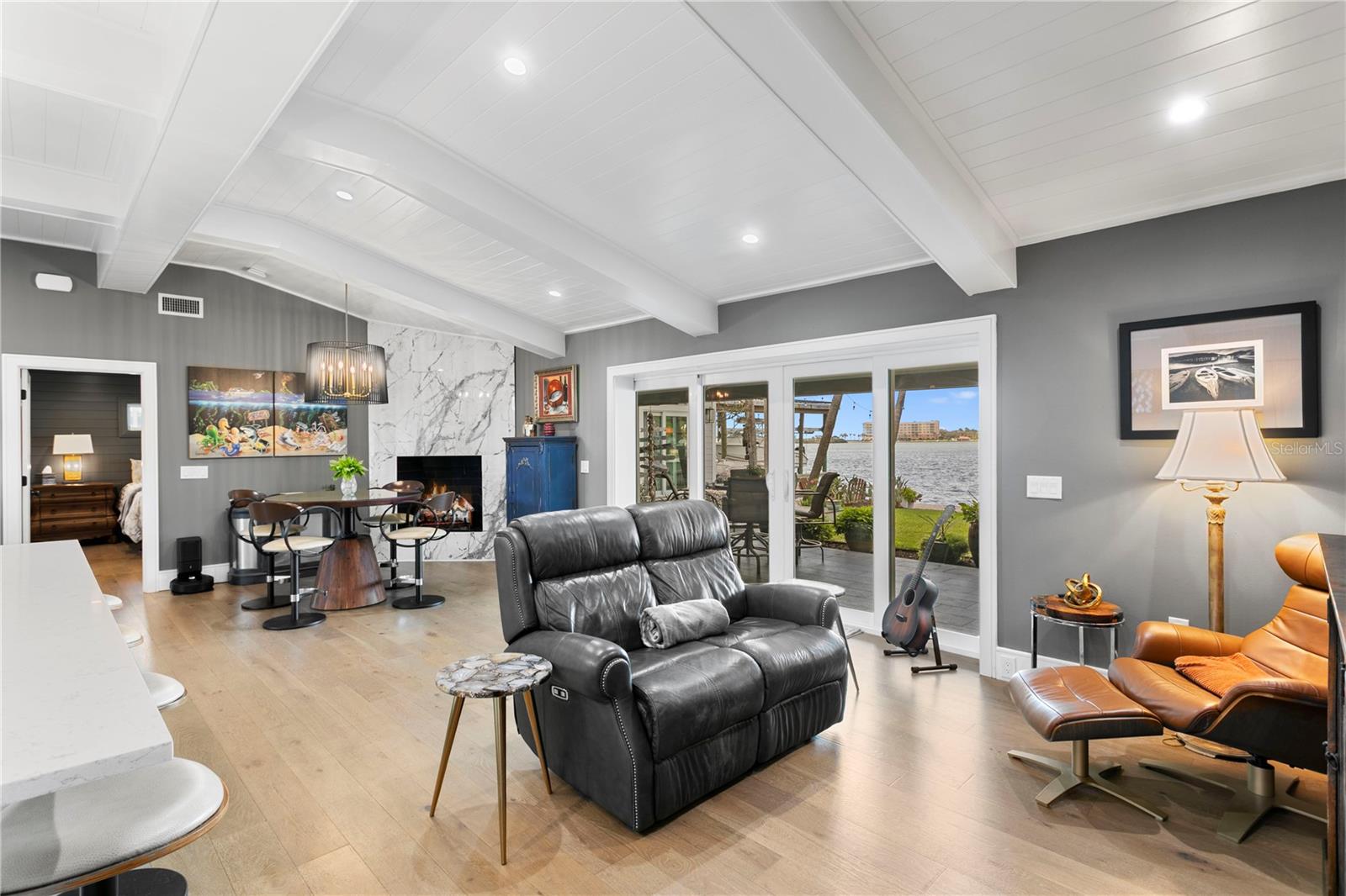 Listing photo id 13 for 4649 Neptune Drive Se