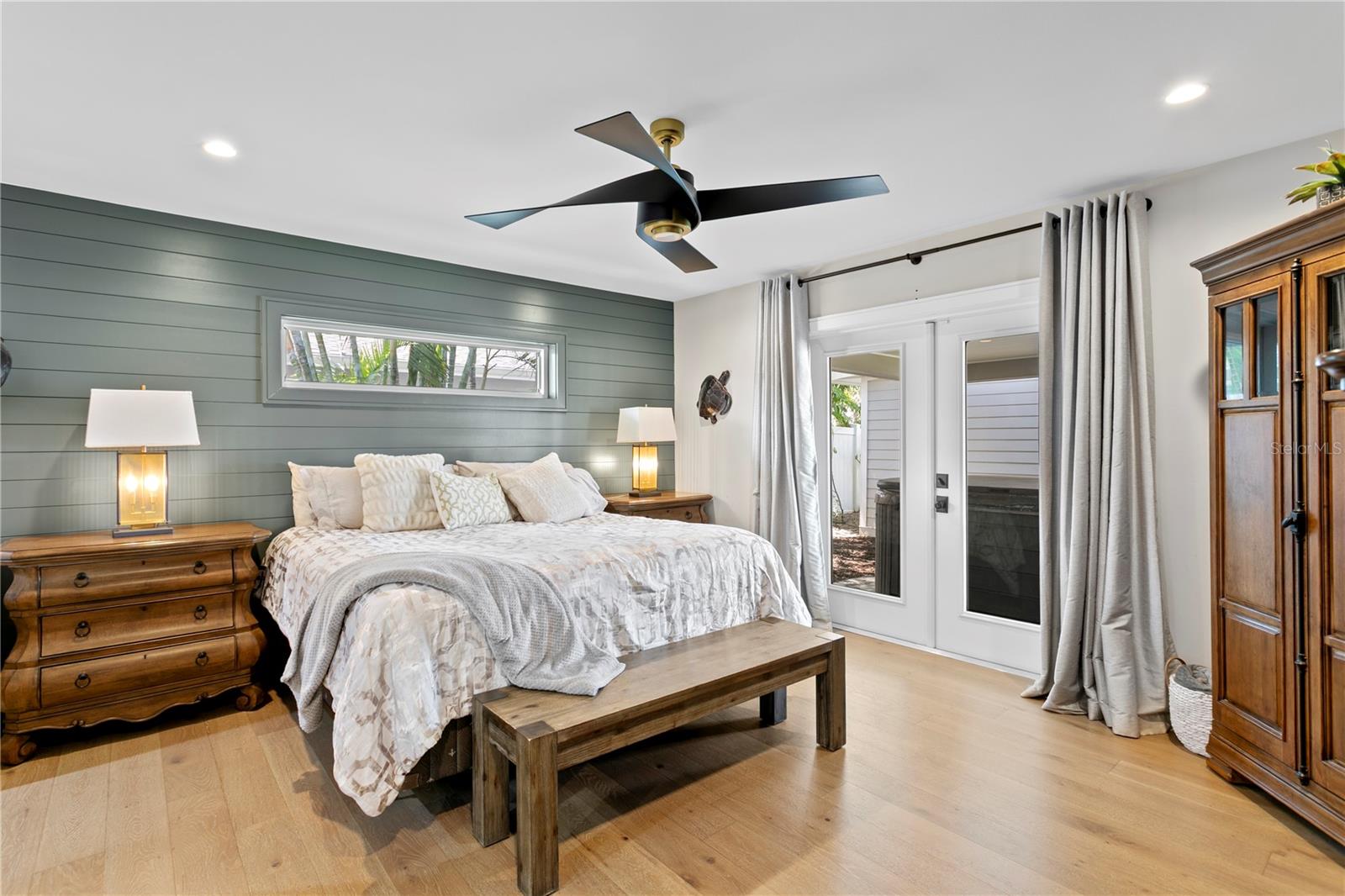 Listing photo id 16 for 4649 Neptune Drive Se