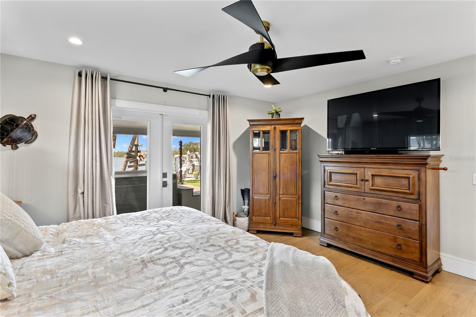 Listing photo id 17 for 4649 Neptune Drive Se