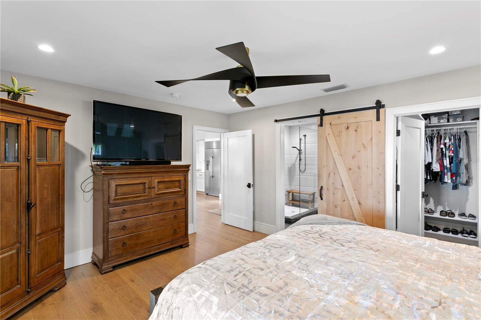 Listing photo id 18 for 4649 Neptune Drive Se