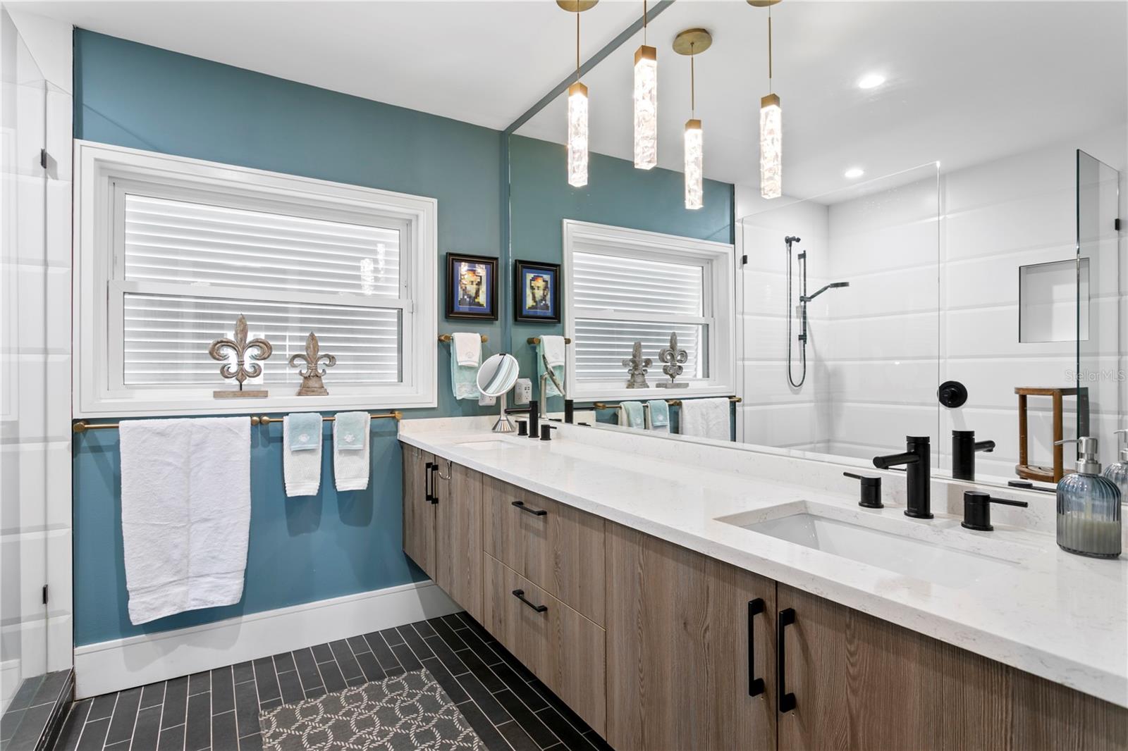 Listing photo id 20 for 4649 Neptune Drive Se