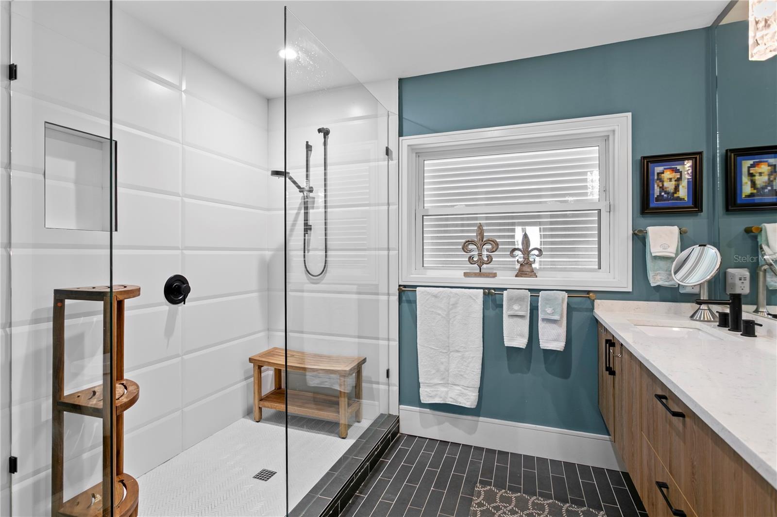 Listing photo id 21 for 4649 Neptune Drive Se