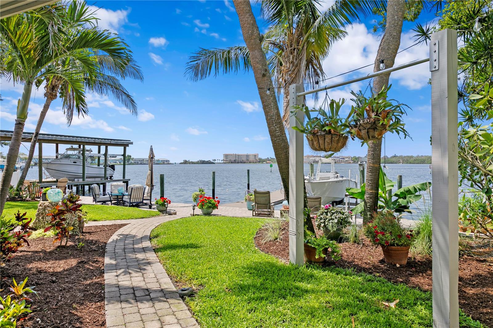 Listing photo id 28 for 4649 Neptune Drive Se