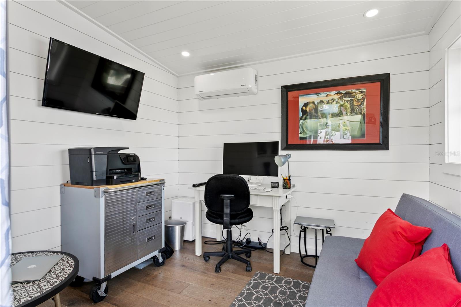 Listing photo id 37 for 4649 Neptune Drive Se