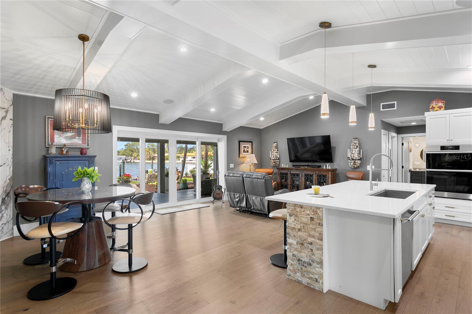 Listing photo id 3 for 4649 Neptune Drive Se