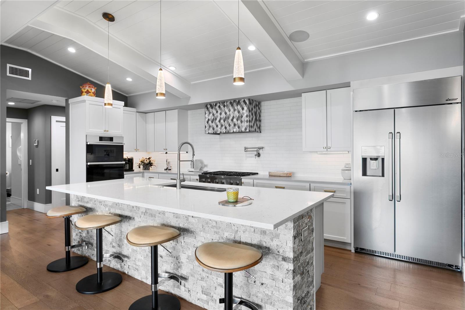 Listing photo id 5 for 4649 Neptune Drive Se