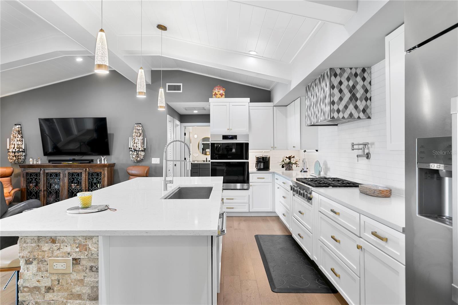 Listing photo id 6 for 4649 Neptune Drive Se
