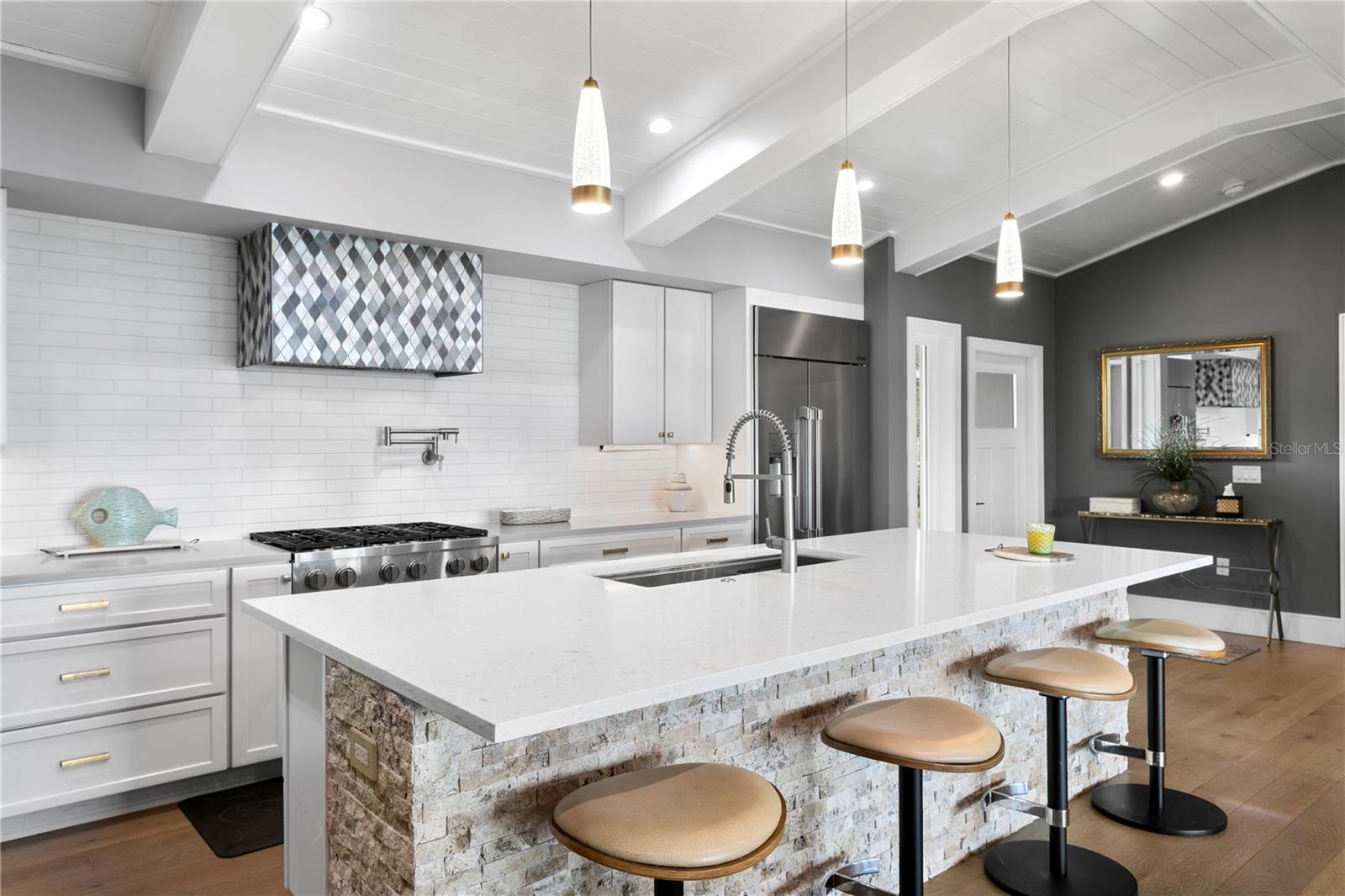Listing photo id 7 for 4649 Neptune Drive Se