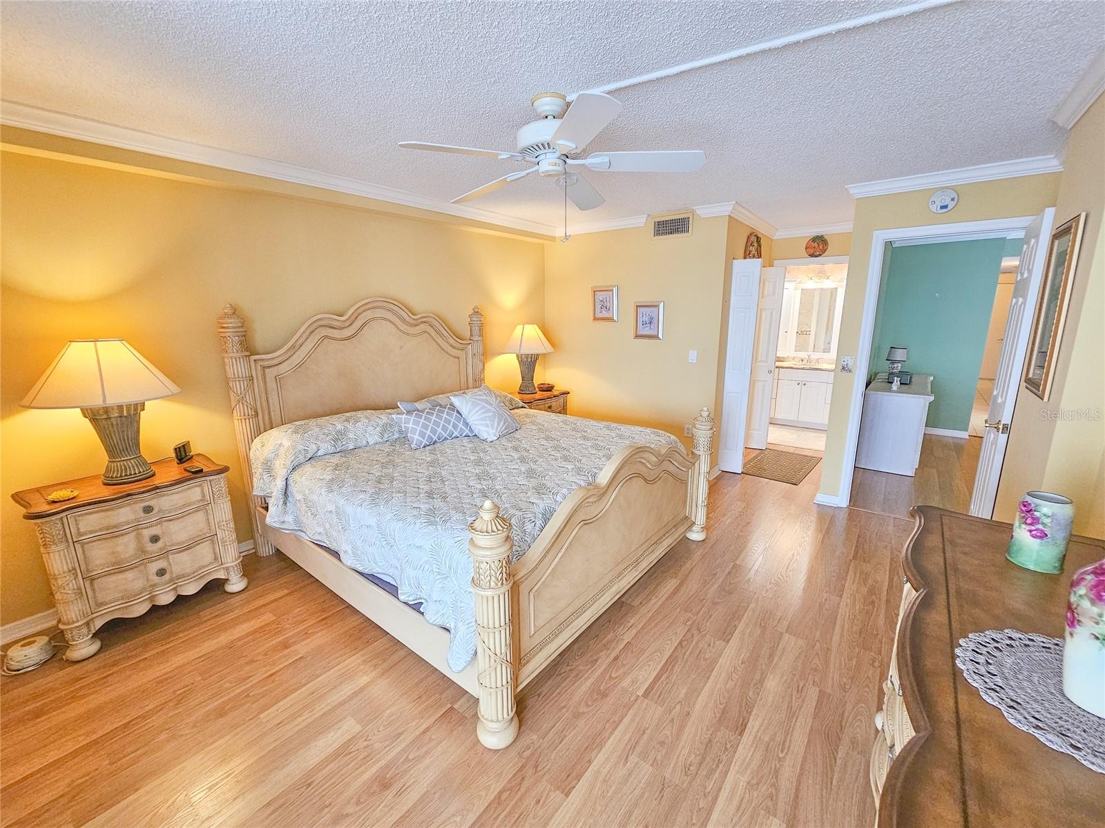 Image 16 of 36 For 6060 Shore Drive S 906