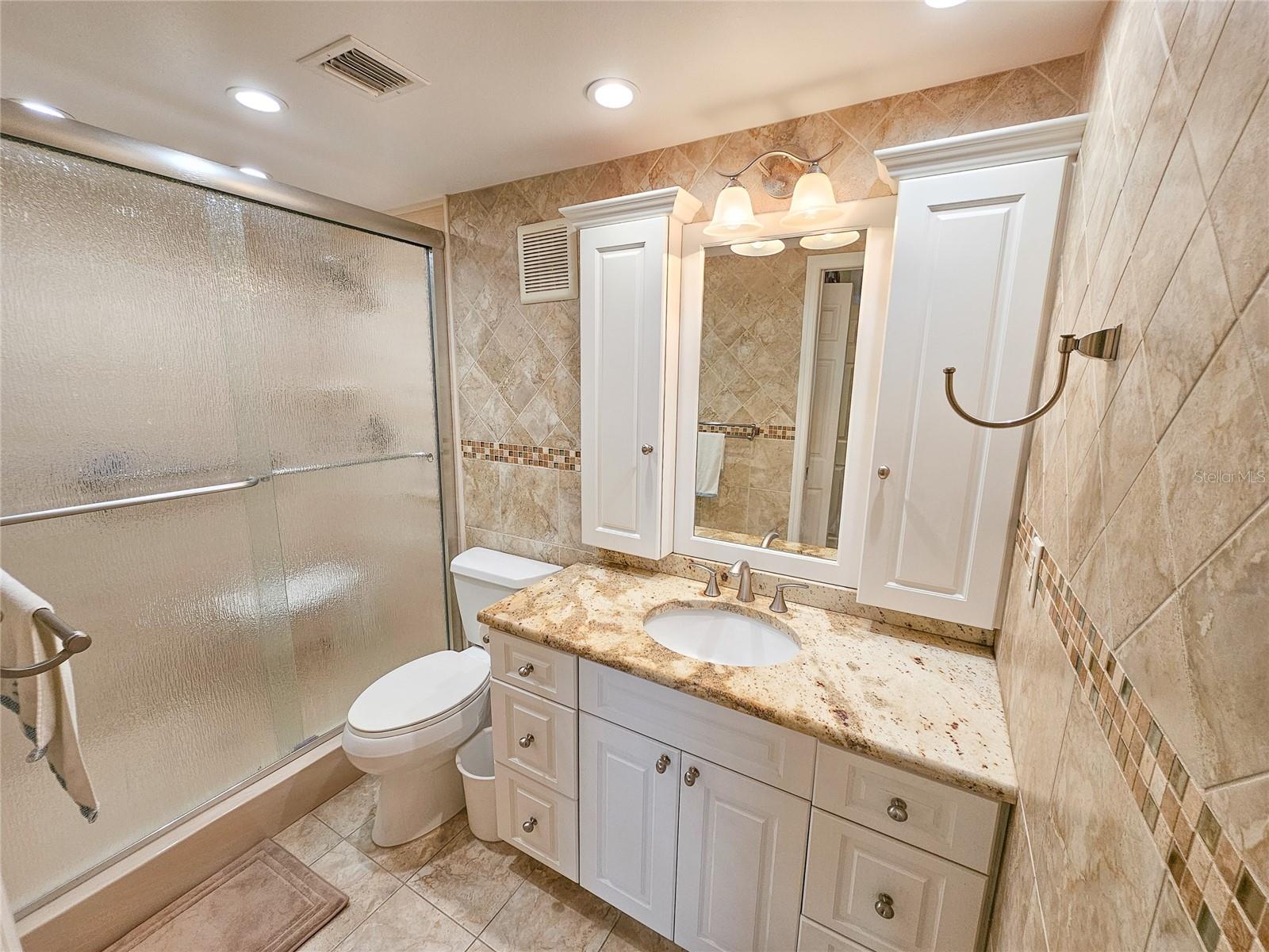 Image 19 of 36 For 6060 Shore Drive S 906