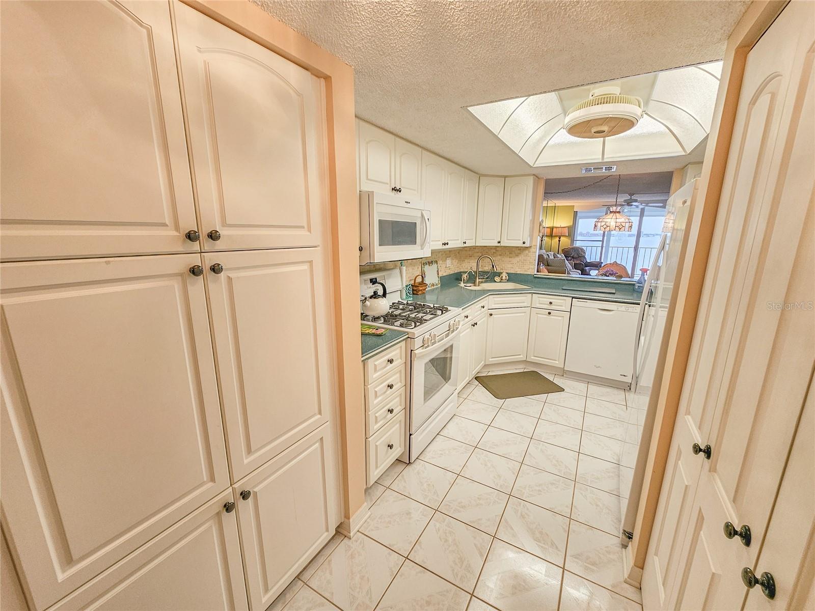 Image 4 of 36 For 6060 Shore Drive S 906