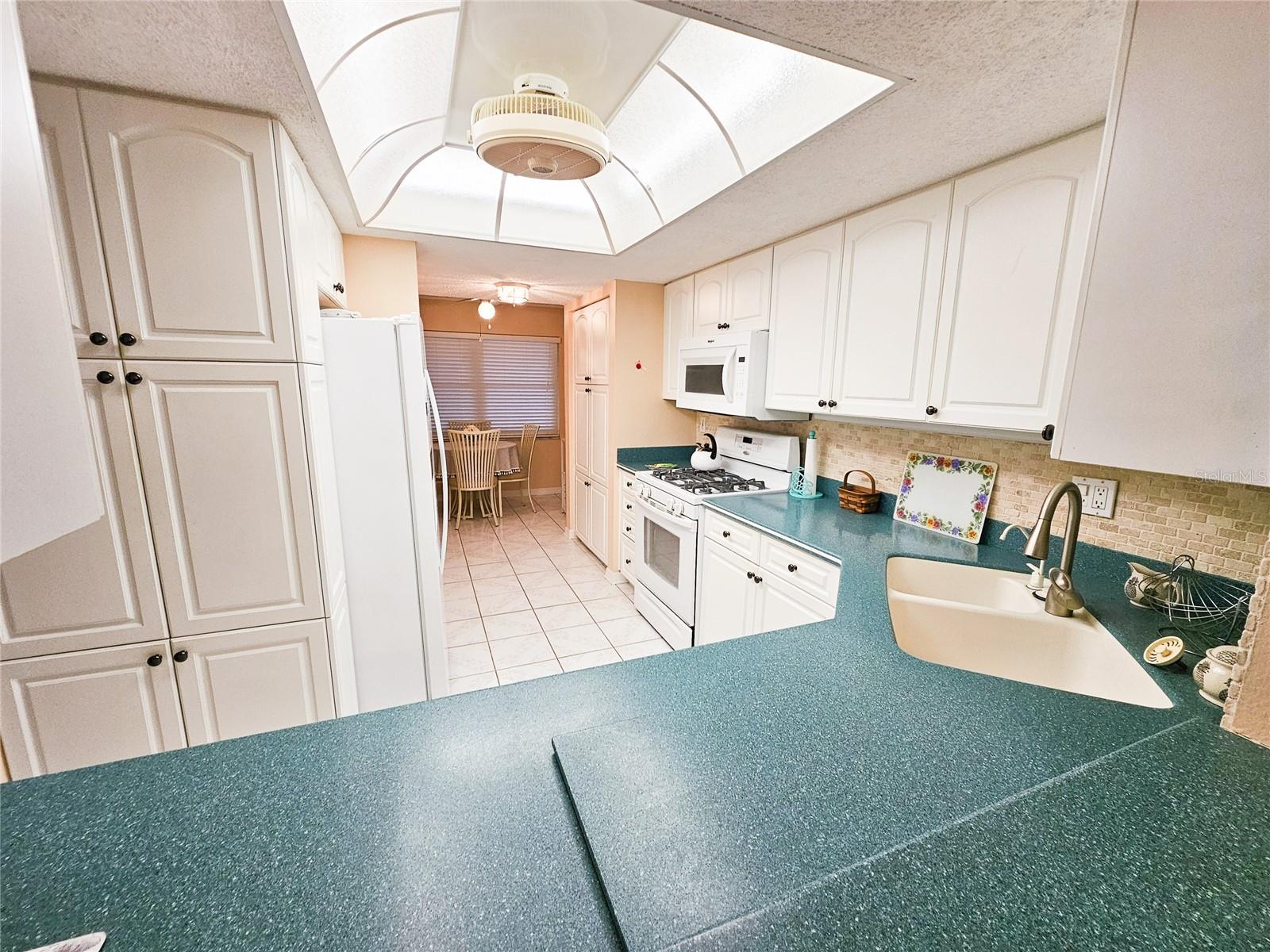 Image 7 of 36 For 6060 Shore Drive S 906