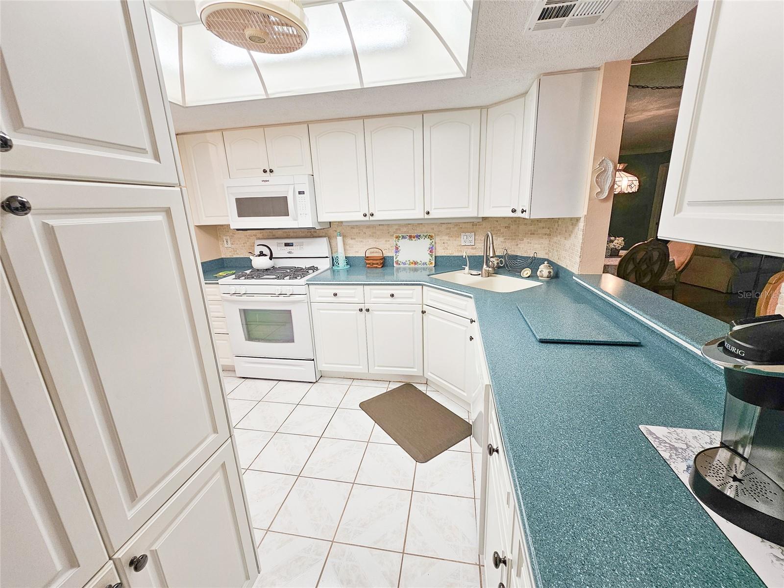 Image 8 of 36 For 6060 Shore Drive S 906