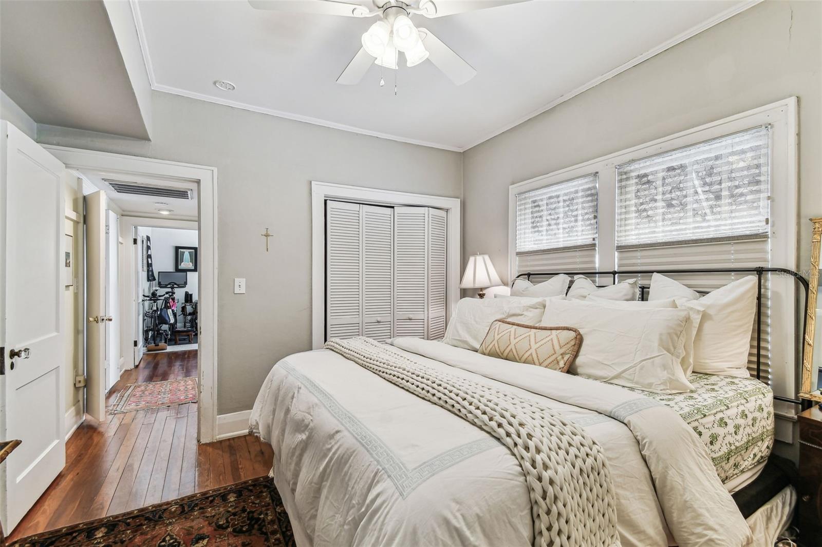 Listing photo id 15 for 3405 Palmira Avenue