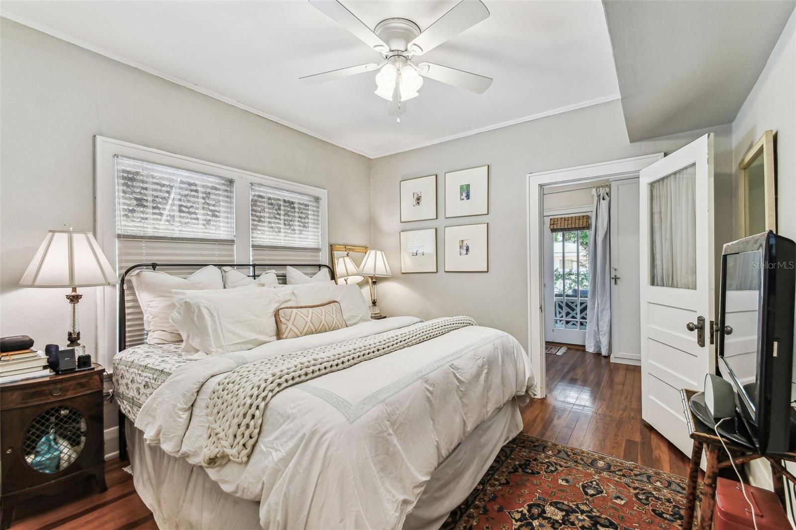 Listing photo id 16 for 3405 Palmira Avenue