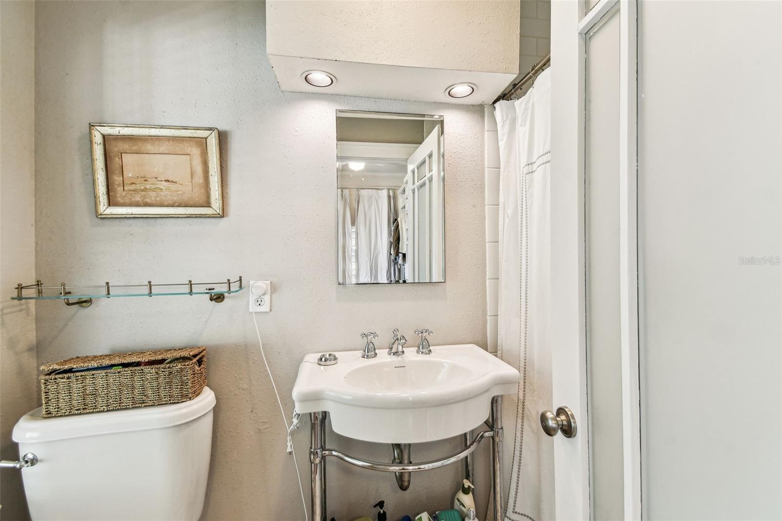Listing photo id 18 for 3405 Palmira Avenue