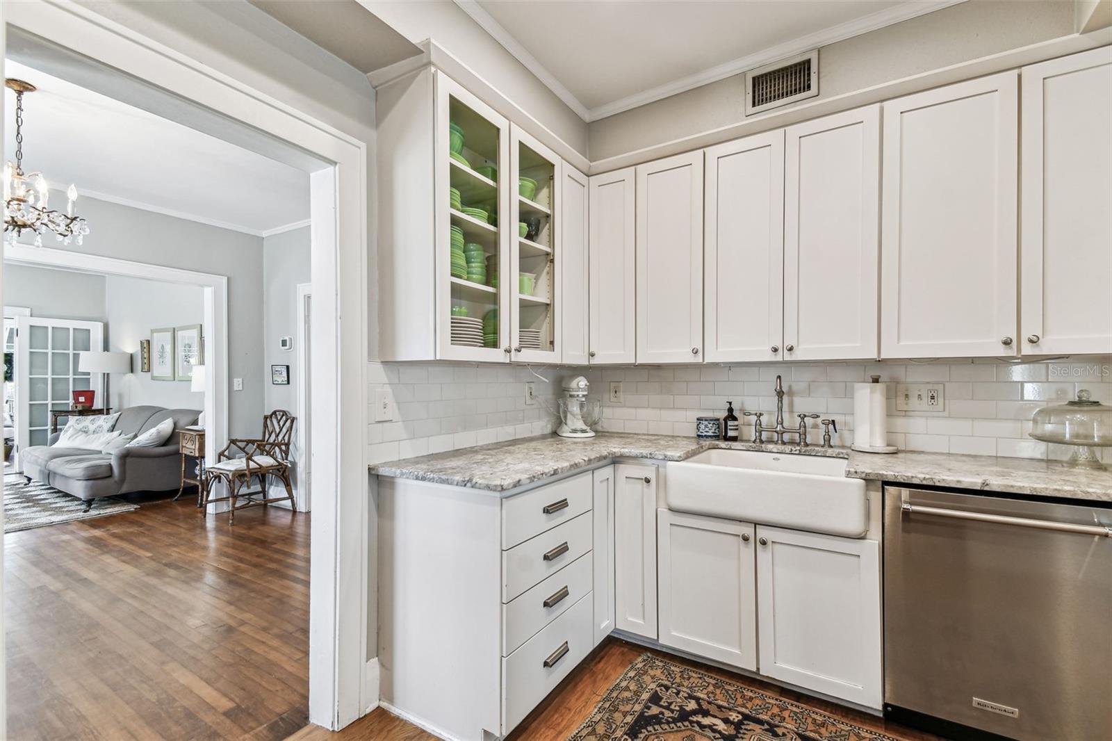Listing photo id 20 for 3405 Palmira Avenue