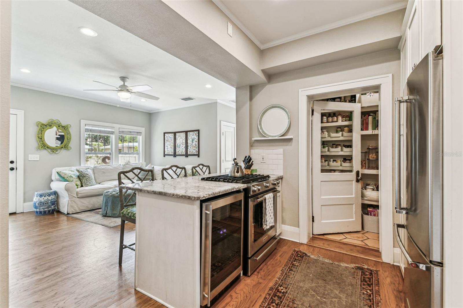 Listing photo id 24 for 3405 Palmira Avenue