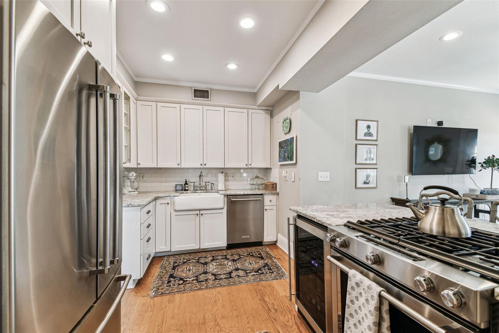 Listing photo id 27 for 3405 Palmira Avenue