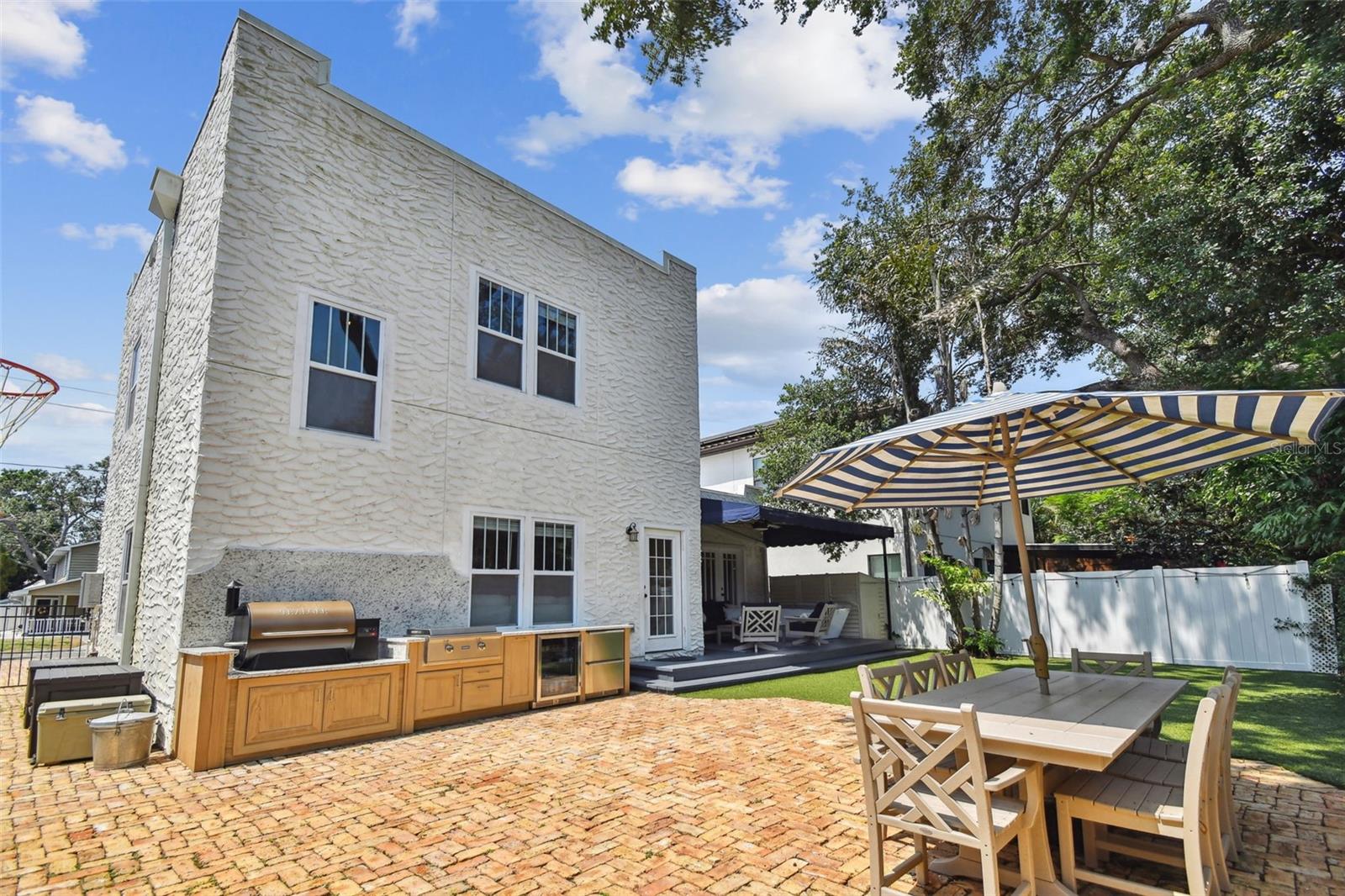Listing photo id 43 for 3405 Palmira Avenue
