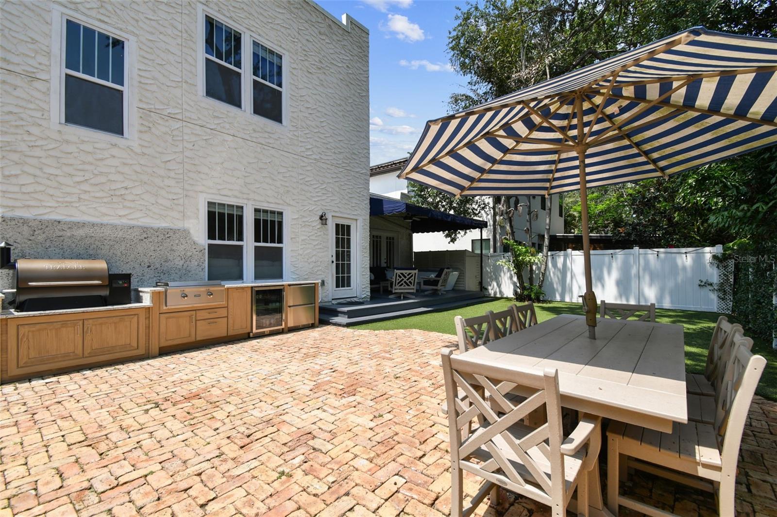 Listing photo id 44 for 3405 Palmira Avenue