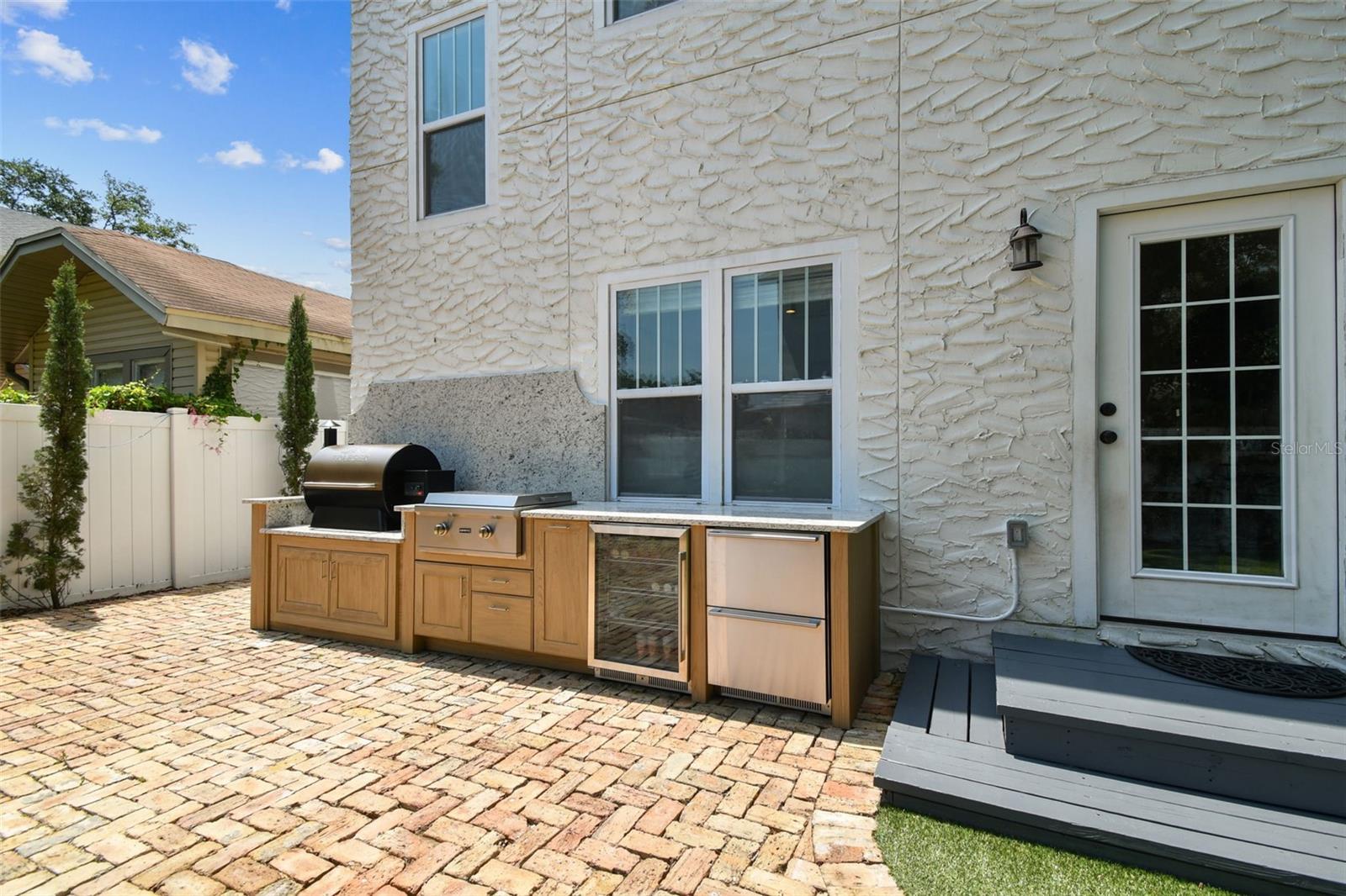 Listing photo id 45 for 3405 Palmira Avenue