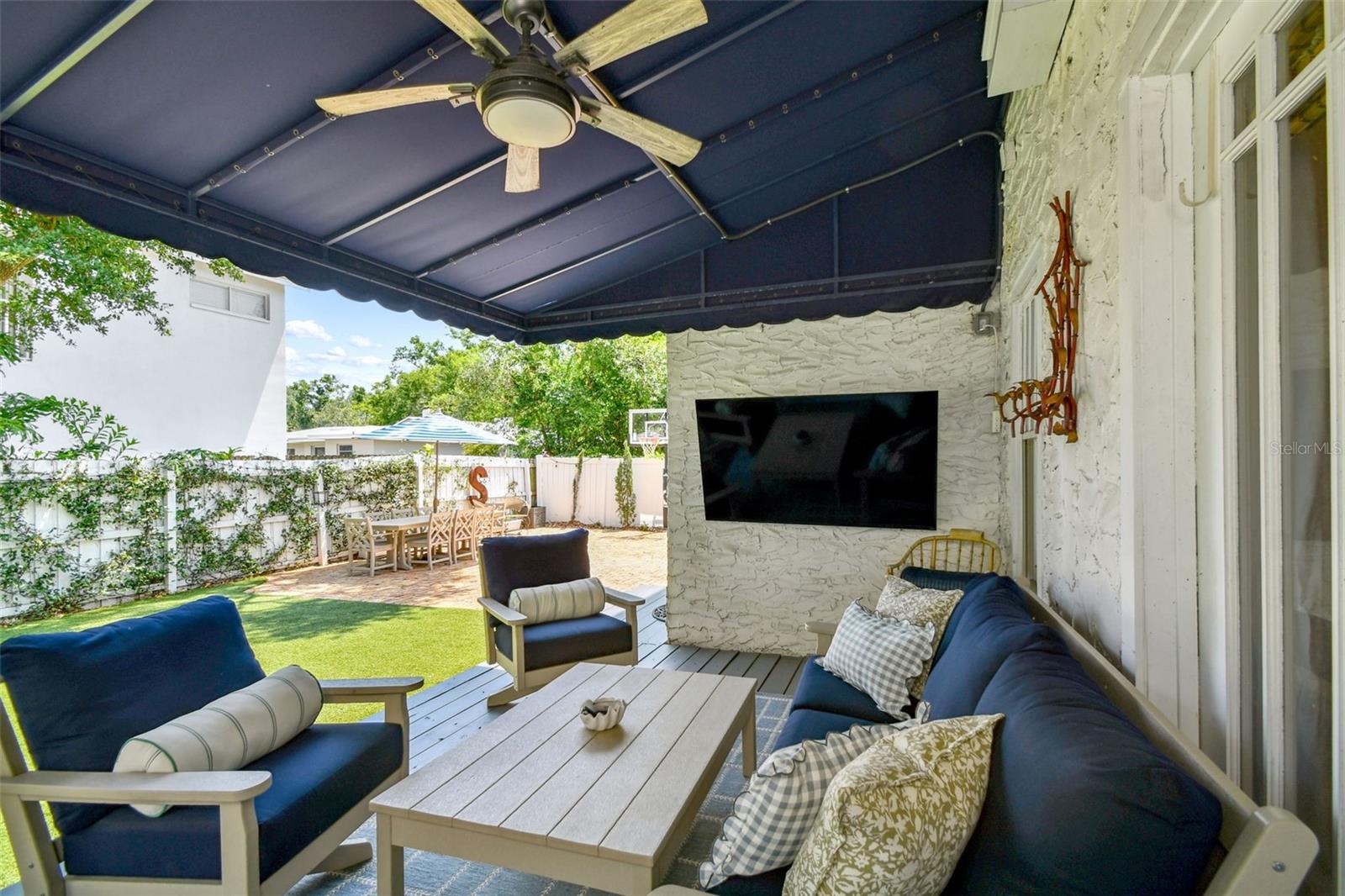 Listing photo id 48 for 3405 Palmira Avenue