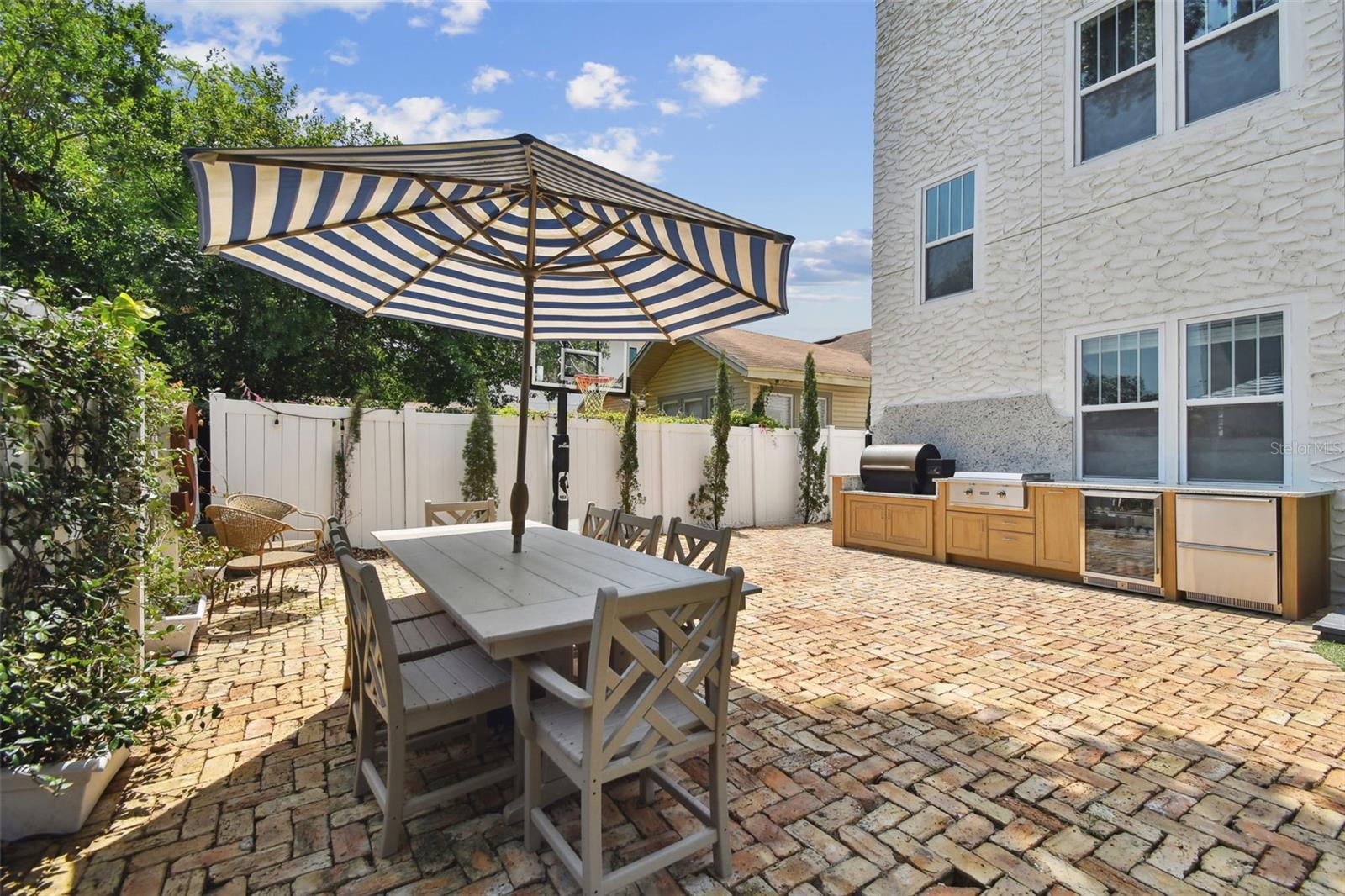 Listing photo id 51 for 3405 Palmira Avenue