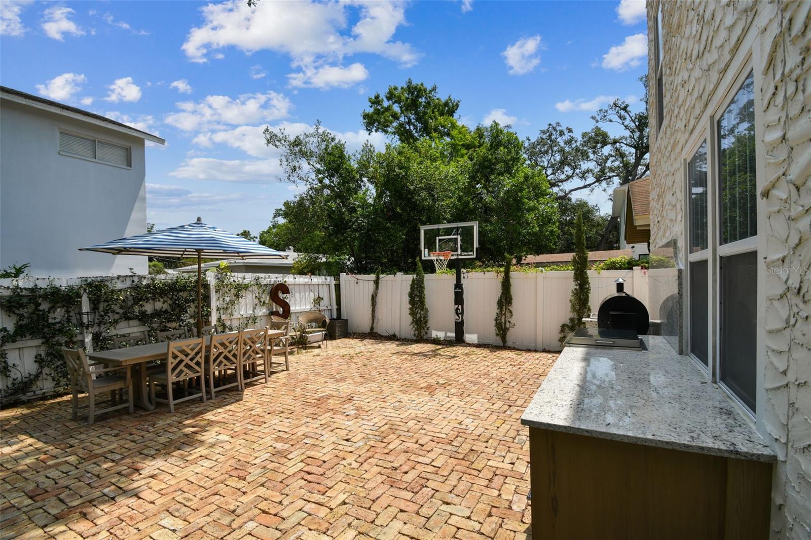 Listing photo id 53 for 3405 Palmira Avenue