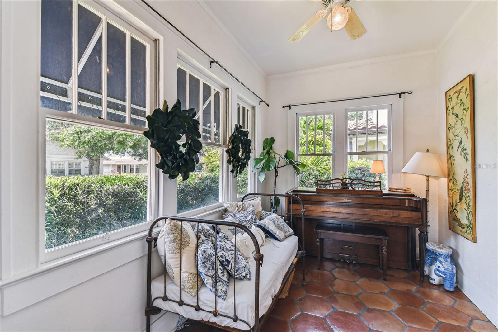 Listing photo id 4 for 3405 Palmira Avenue